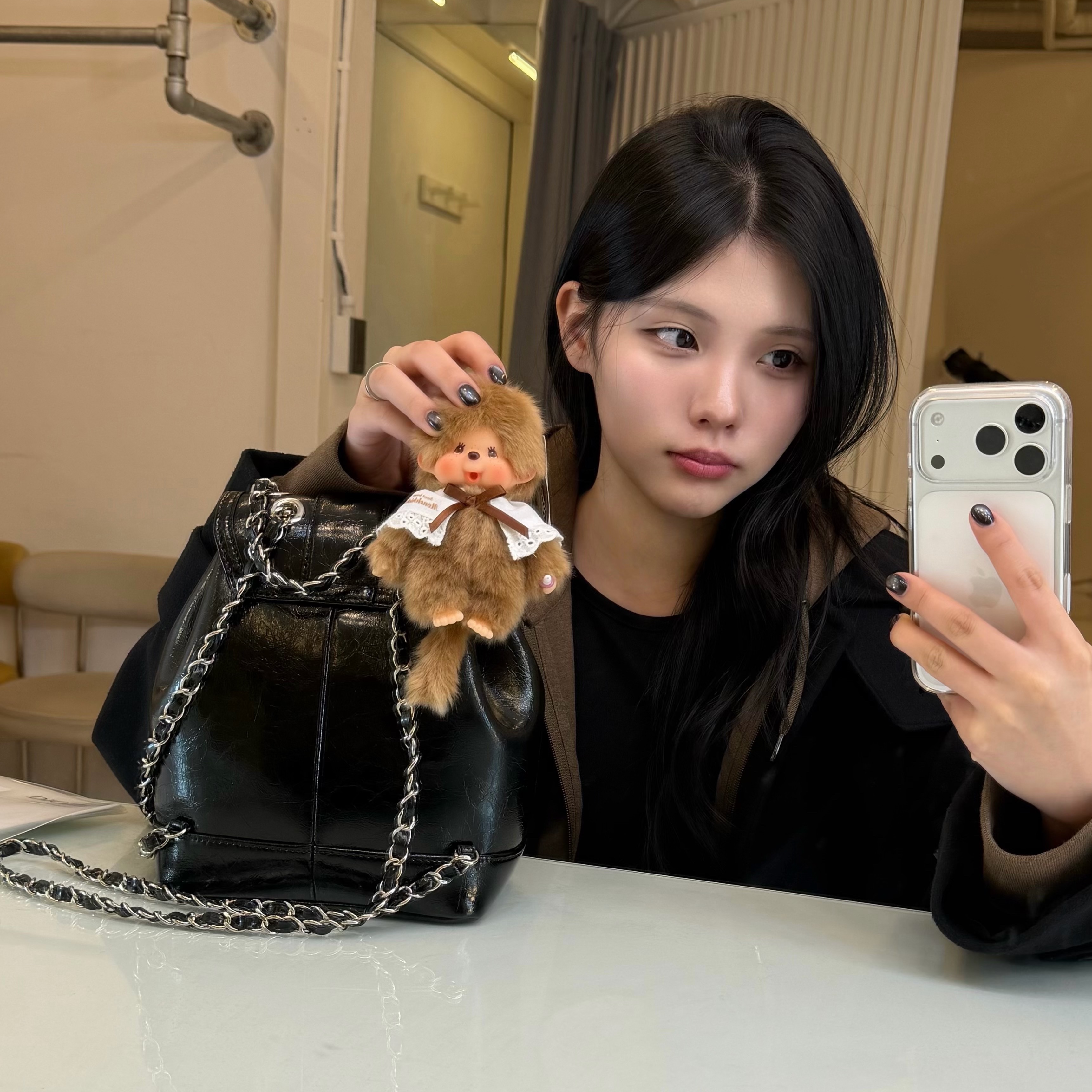 Monchhichi Sweet Key Chain Brown, Cardinal Red Hawoo-A Bag Black 착용 스타일