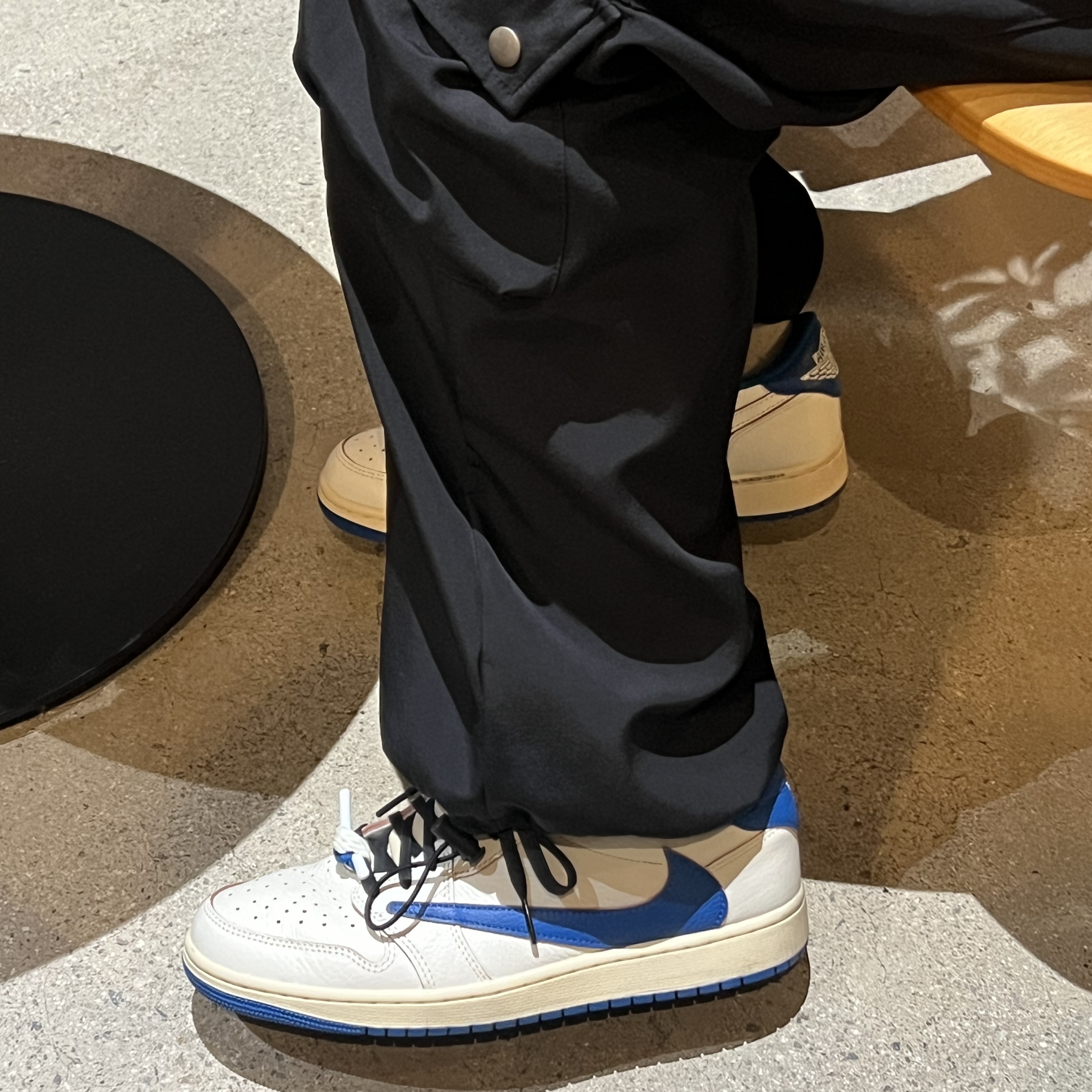 Jordan 1 x Travis Scott x Fragment Retro Low OG SP Sail Military Blue, Stussy x CDG Varsity Jacket 착용 스타일 - 2