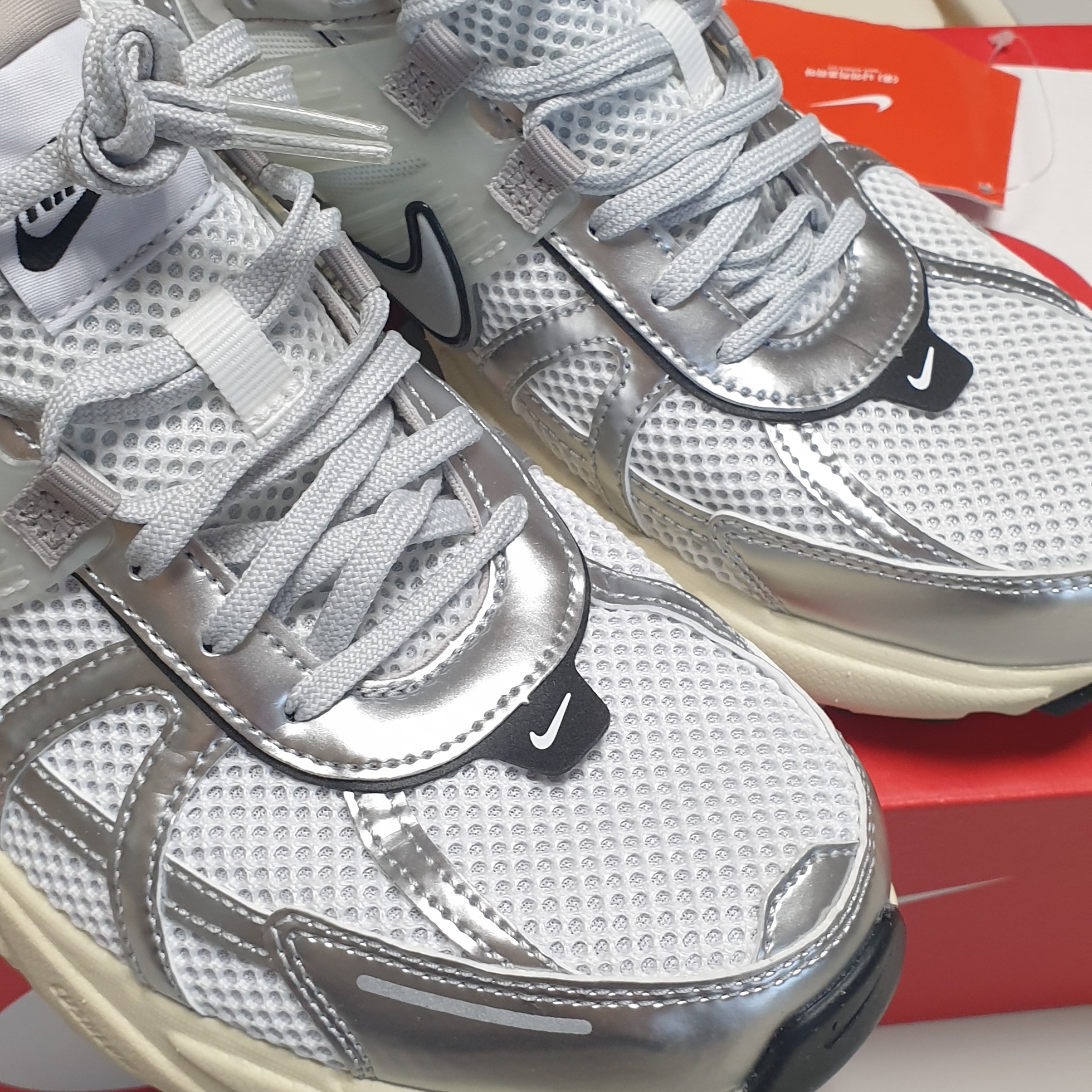 Nike V2K Run Summit White Metallic Silver 착용 스타일