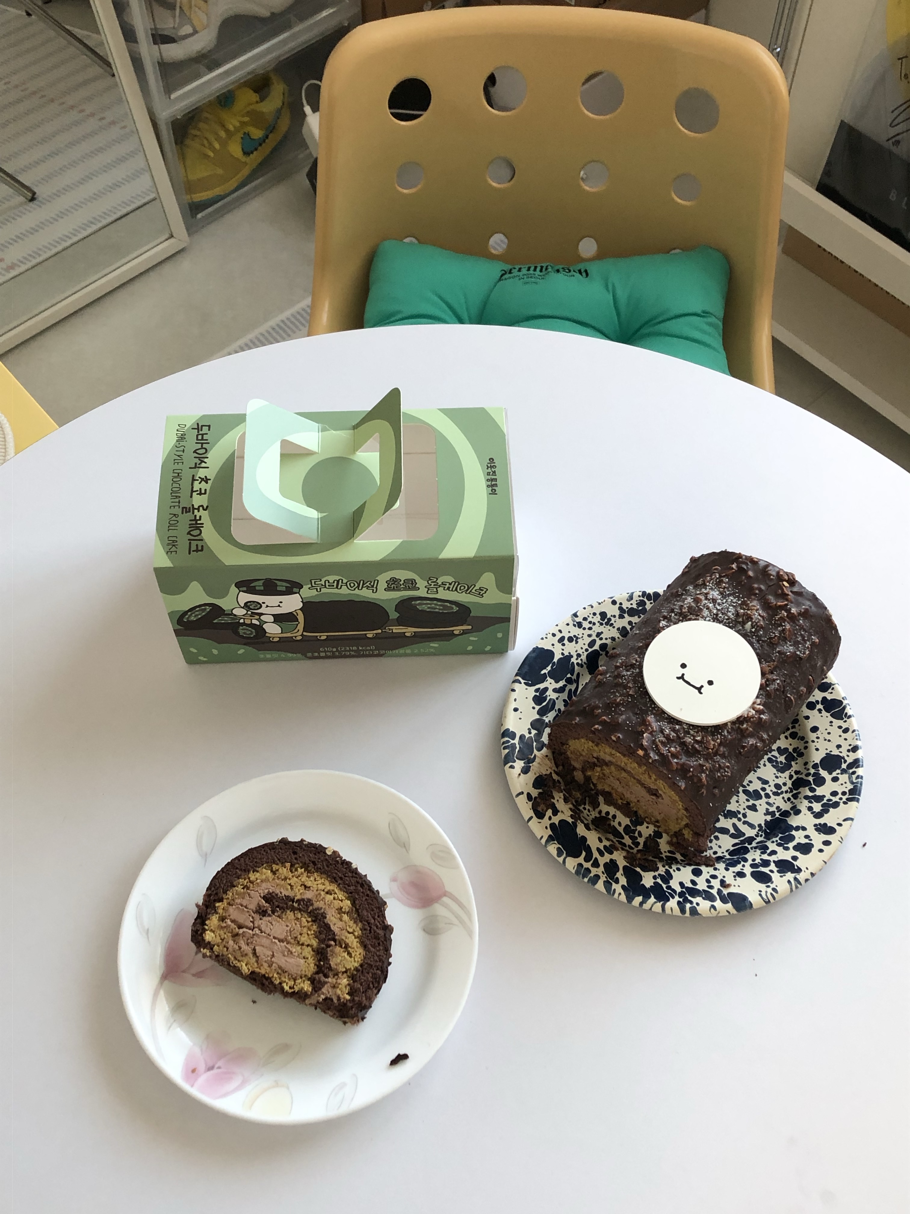 [KREAM 단독] tongtonge Dubai Style Chocolate Roll Cake 착용 스타일 - 2