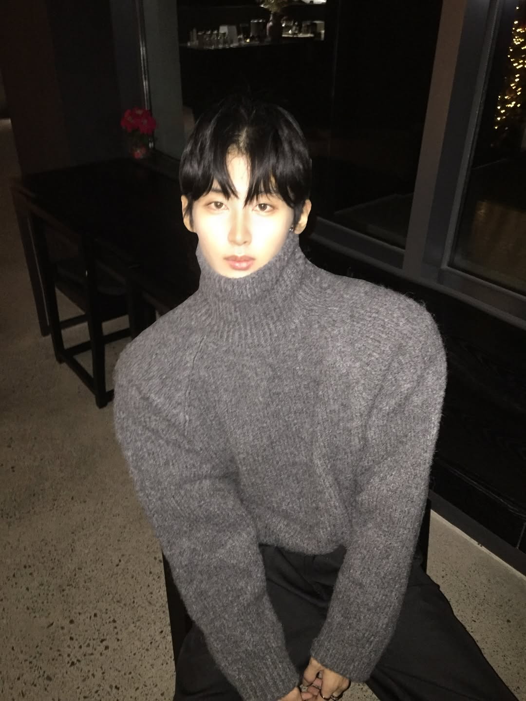 Knitted Boucle Turtle-Neck Knit Charcoal 착용 스타일