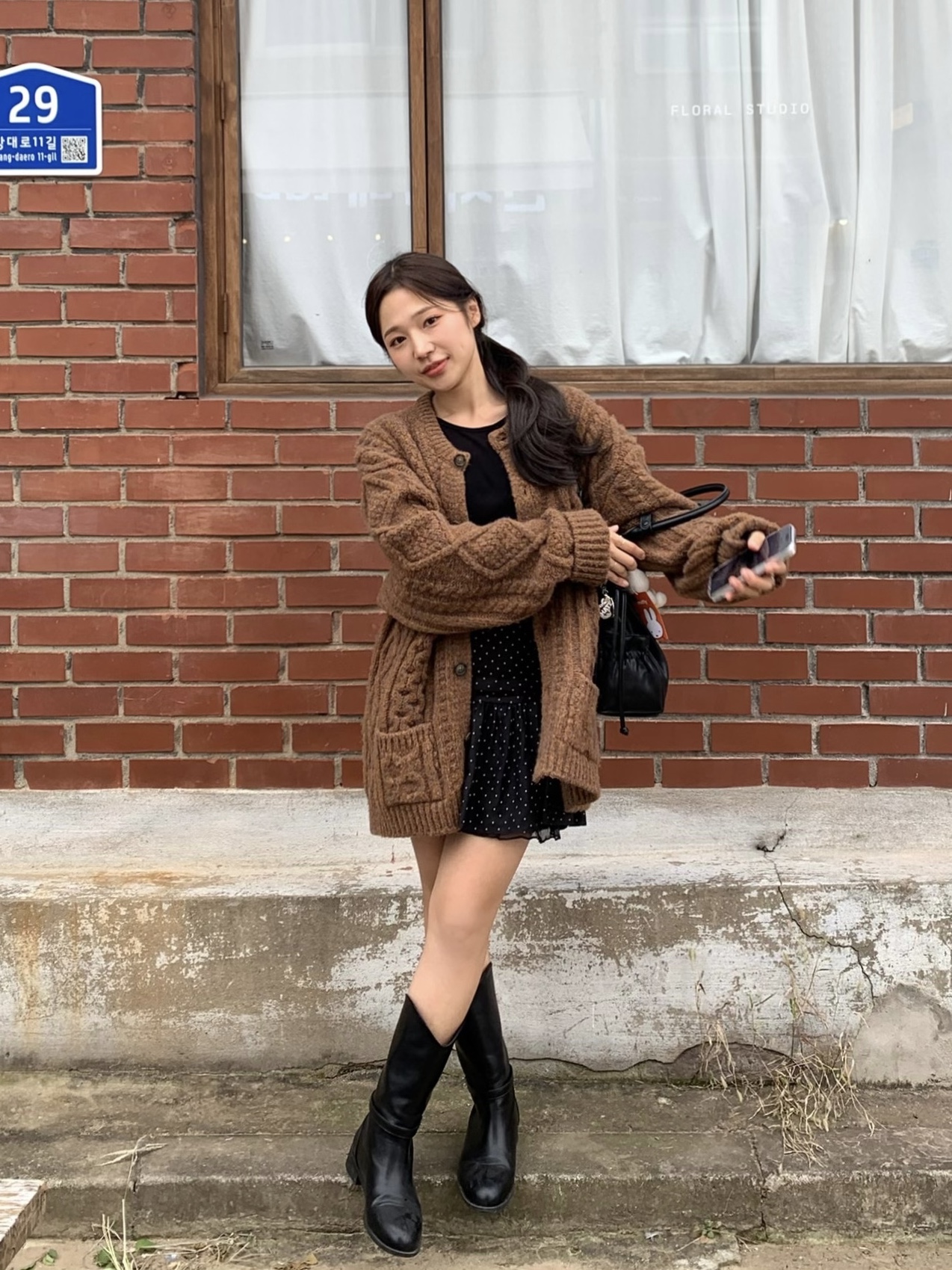 Knitted Bold Cable Round Knit Cardigan Camel 착용 스타일