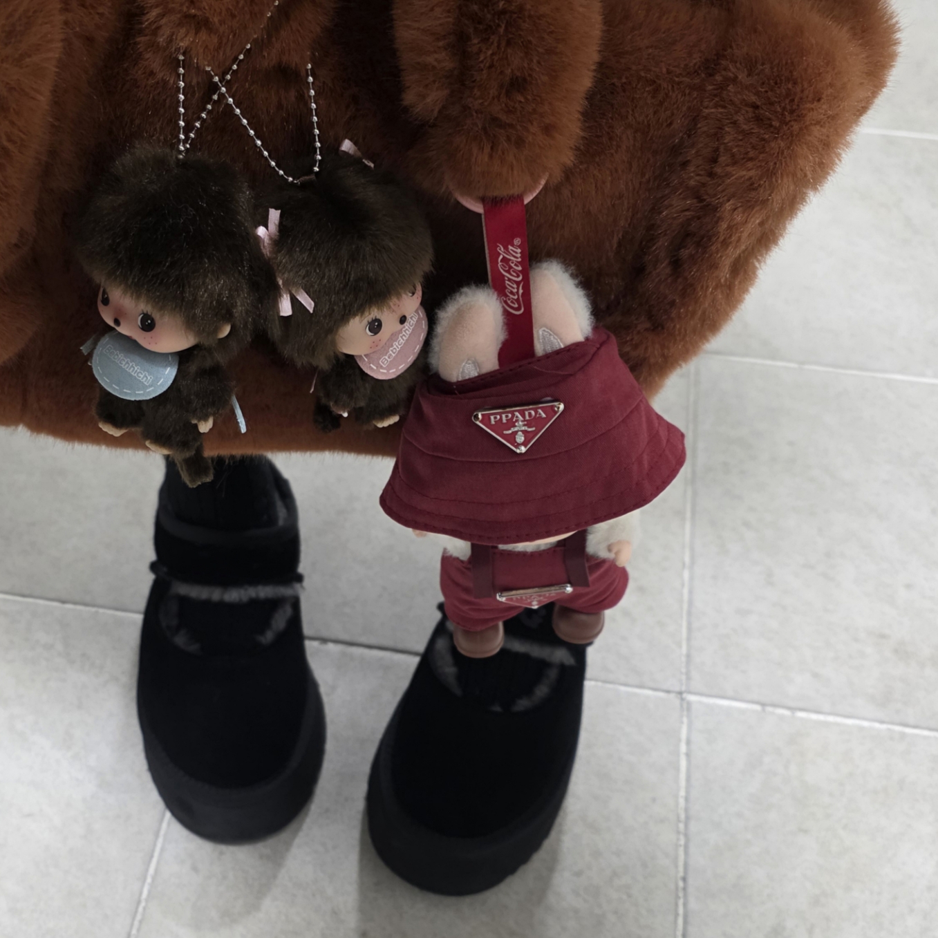 (W) UGG Bea Mary Jane Black, Monchhichi big Head Bebichhichi SS Keychain Girl 착용 스타일 - 2