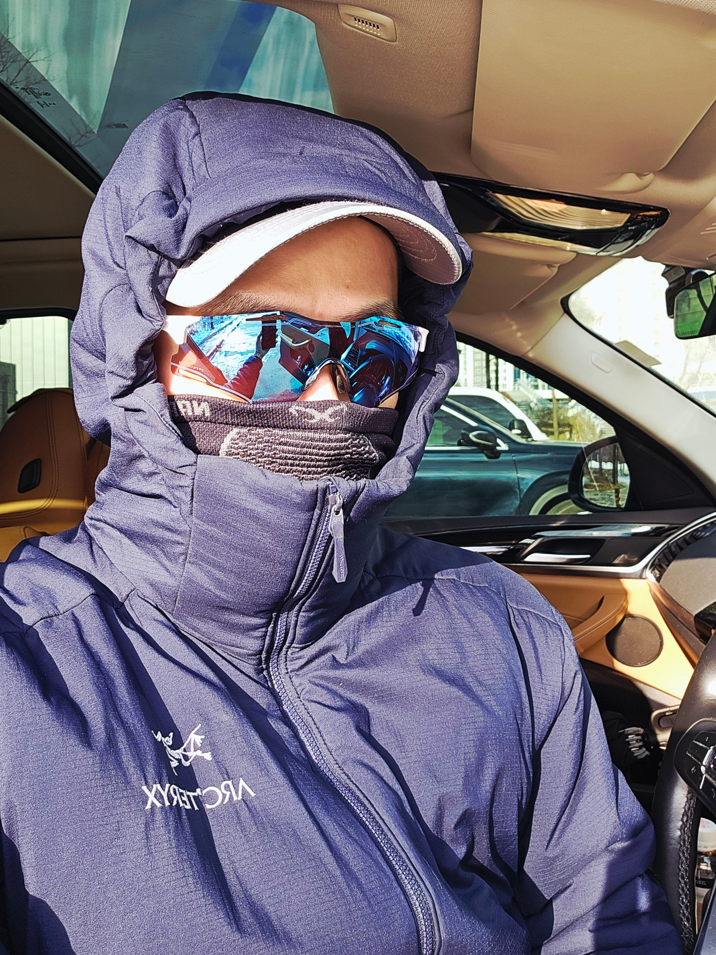Oakley Cybr Zero Polished White Frame Prizm Sapphire Lenses 착용 스타일