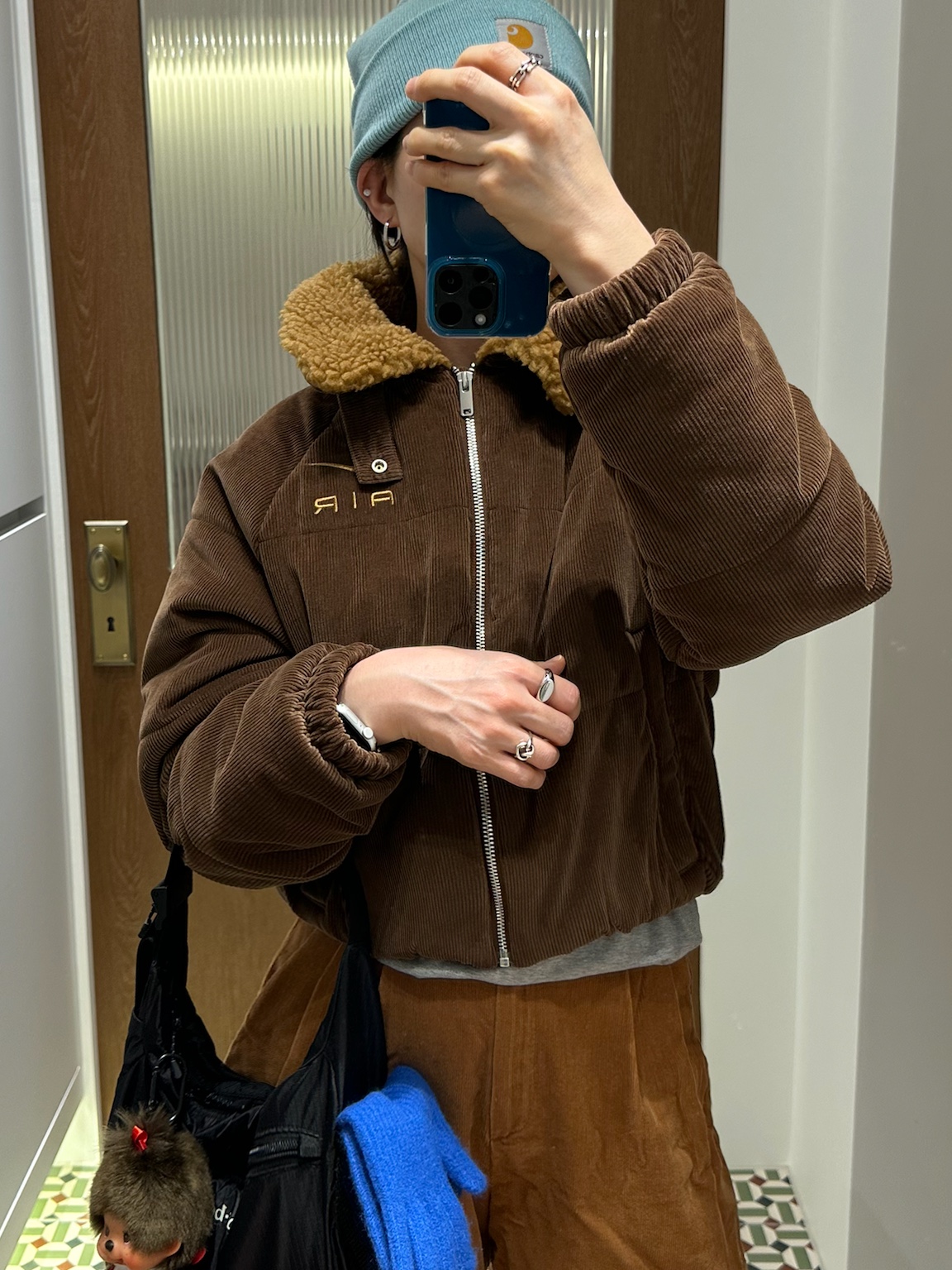 Montbell Pocketable Light Shoulder Bag Small Black, (W) Nike Air Therma-Fit Corduroy Winter Jacket Cacao Wow - US/EU 착용 스타일 - 3