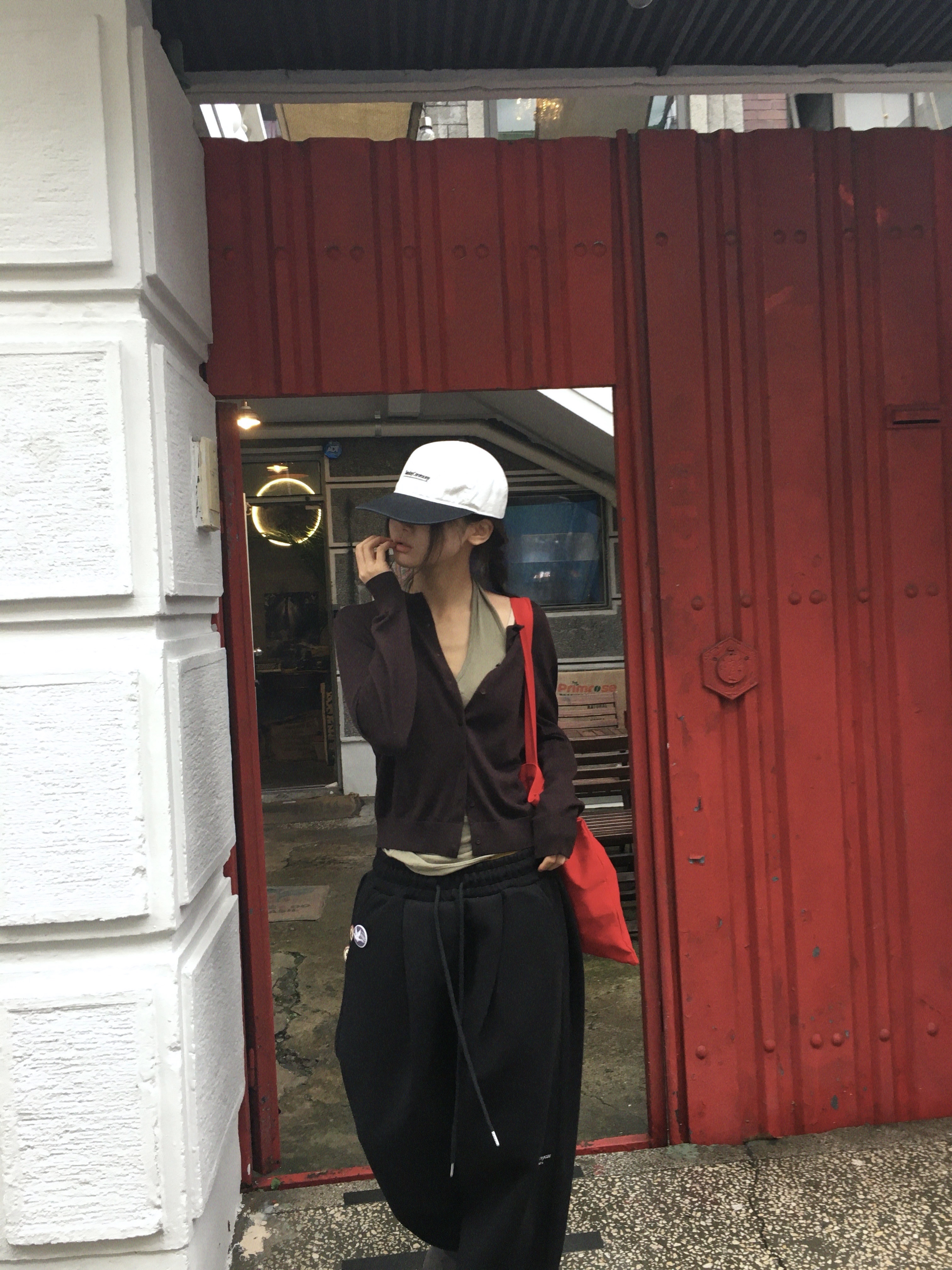 Sunday Ceremony Sunday Logo 5 Panel Cotton Cap - White, Berlin Photobook Distribution 002 Bag Red 착용 스타일 - 3