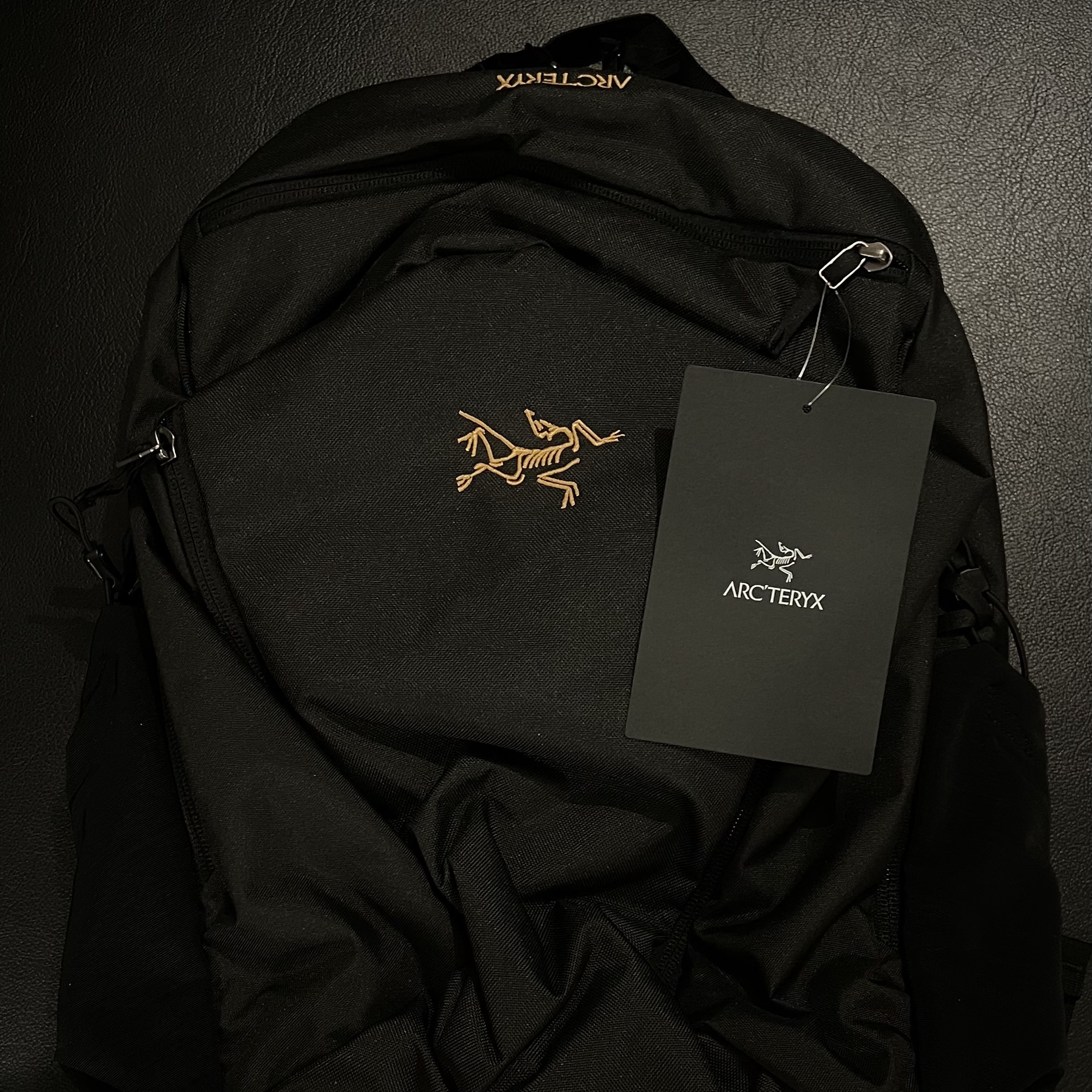 Arc'teryx Mantis 26 Backpack Black, UGG Tasman Weather Hybrid Chestnut Whitecap 착용 스타일 - 2