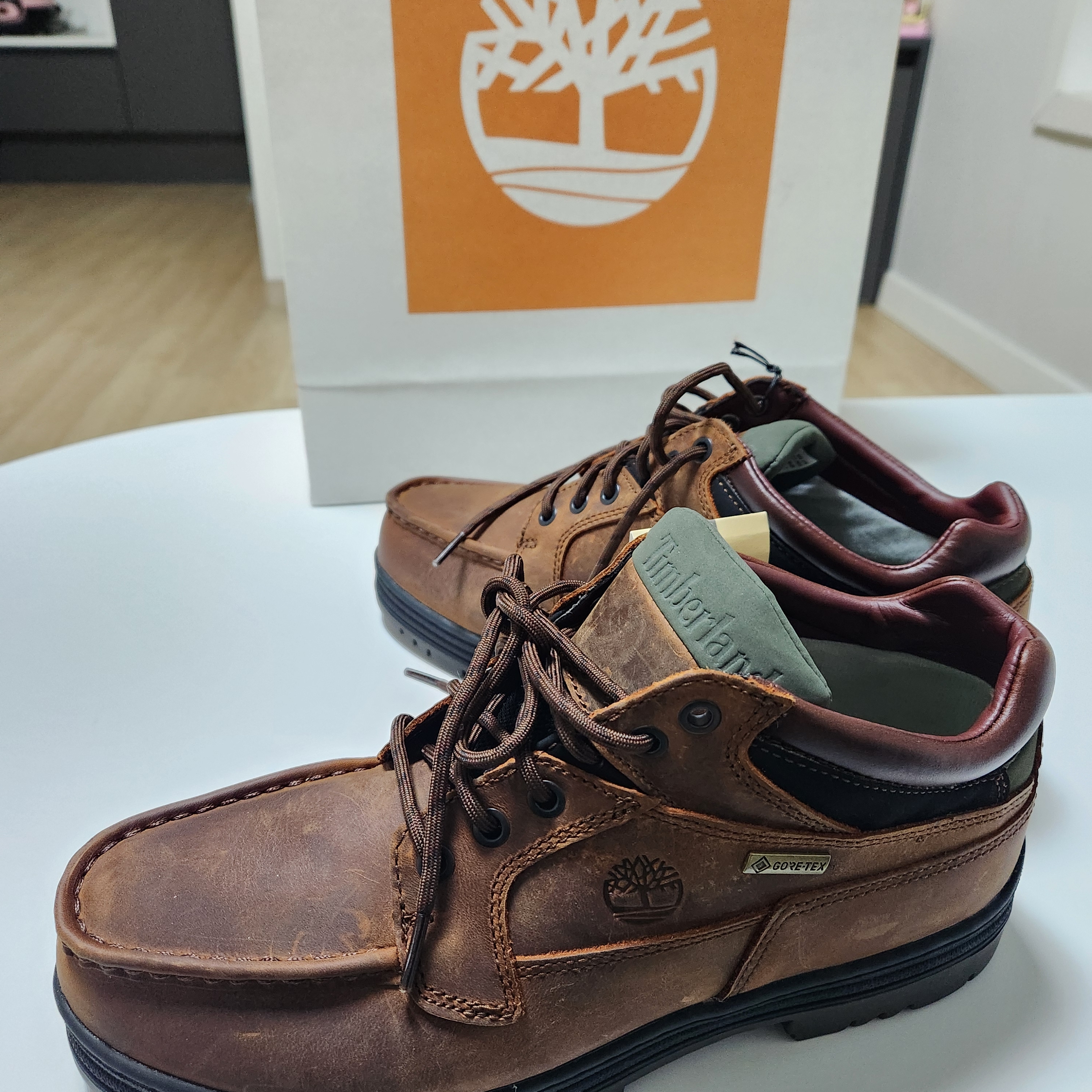 Timberland x Thisisneverthat Heritage Gore-Tex Moc Toe Mid Boots Desert - Wide, Timberland Heritage Gore-Tex Moc Toe Mid Boots in Full Grain Brown -Wide 착용 스타일 - 1