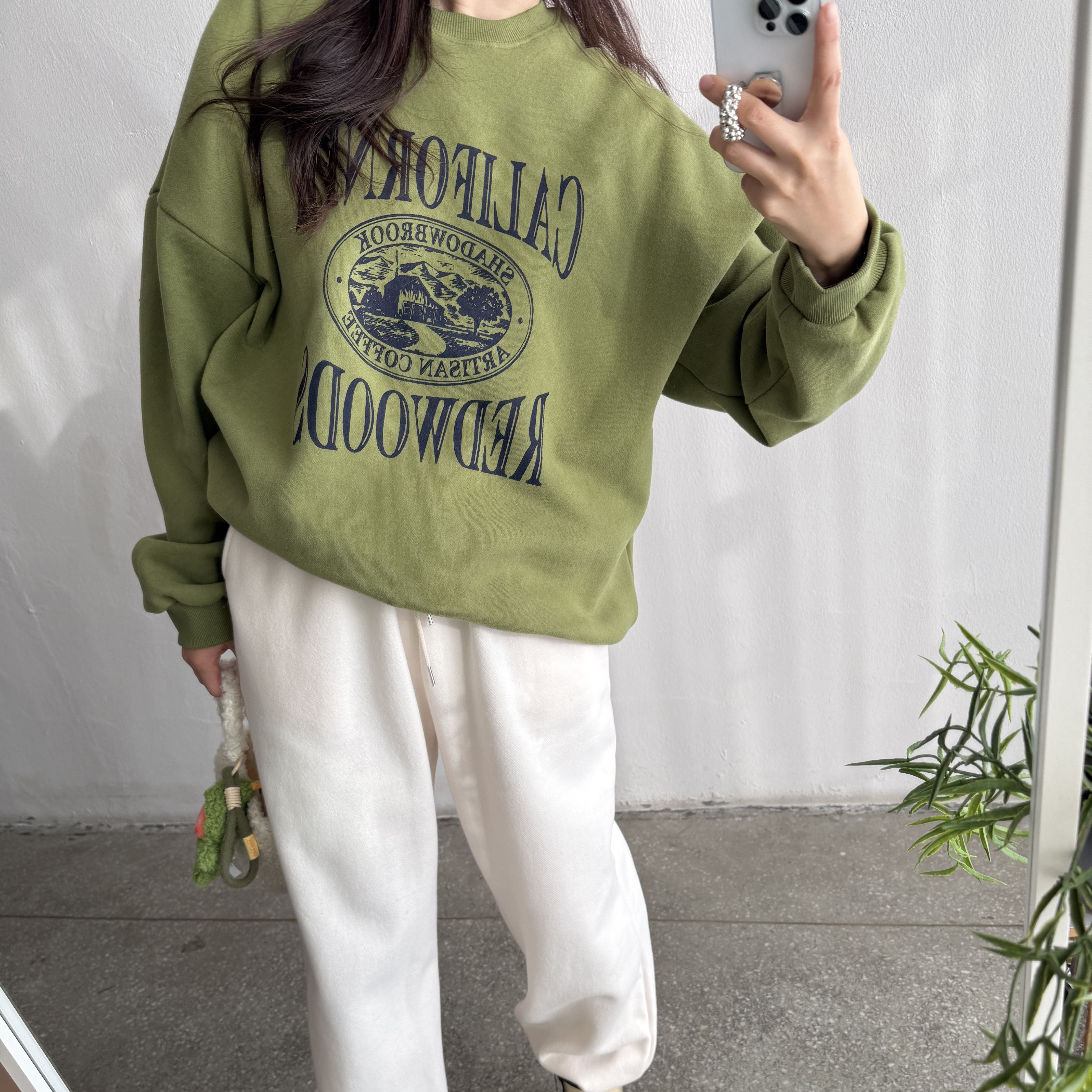 (W) UGG Classic Clear Mini Boots Natural Black, Pop Mart Twinkle Twinkle Savor the Moment Series-Fresh-Baked Mini Cookies Plush Pendant Matcha Crisp (Opened Case) 착용 스타일 - 2
