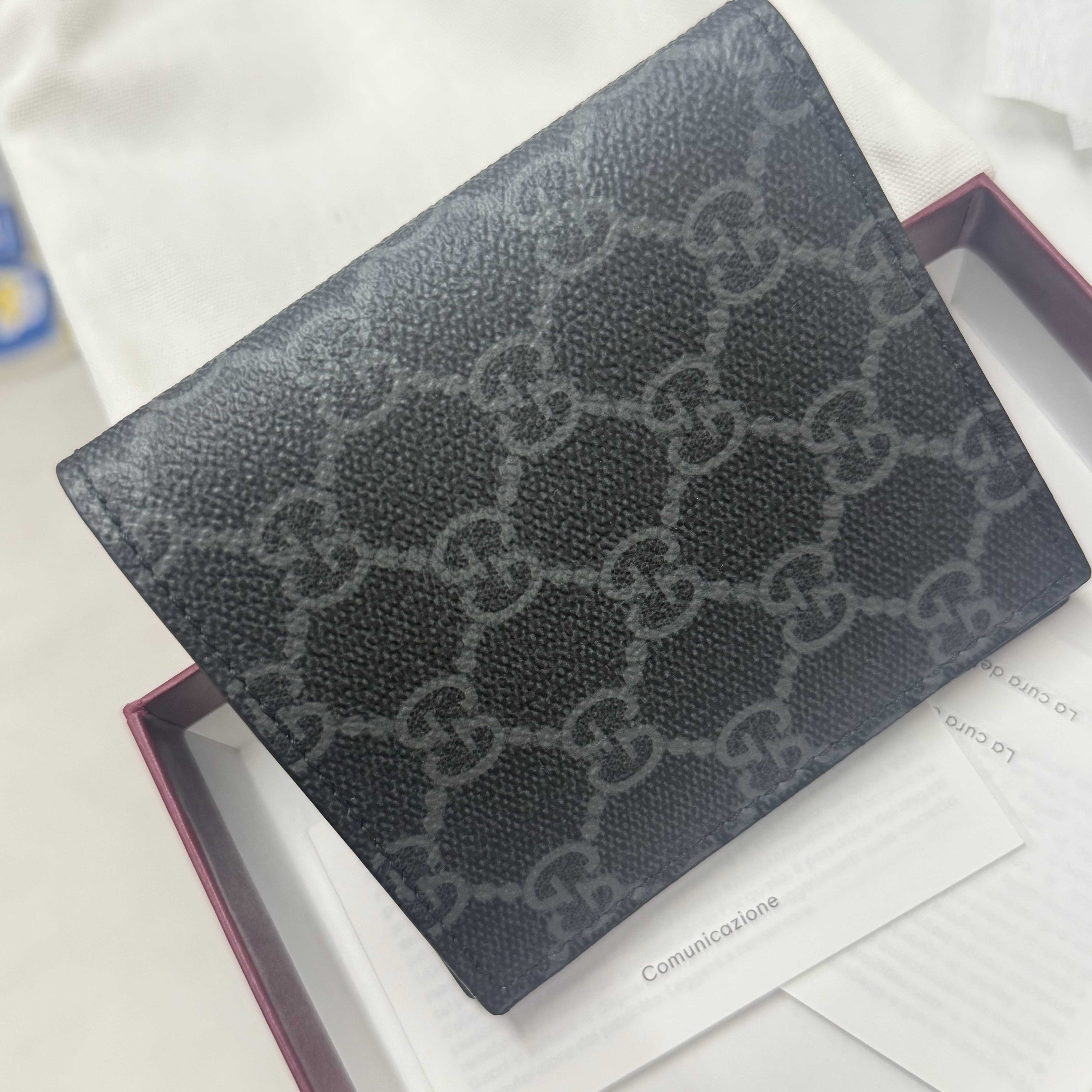 Gucci GG Emblem Bi-Fold Wallet Black 착용 스타일 - 2