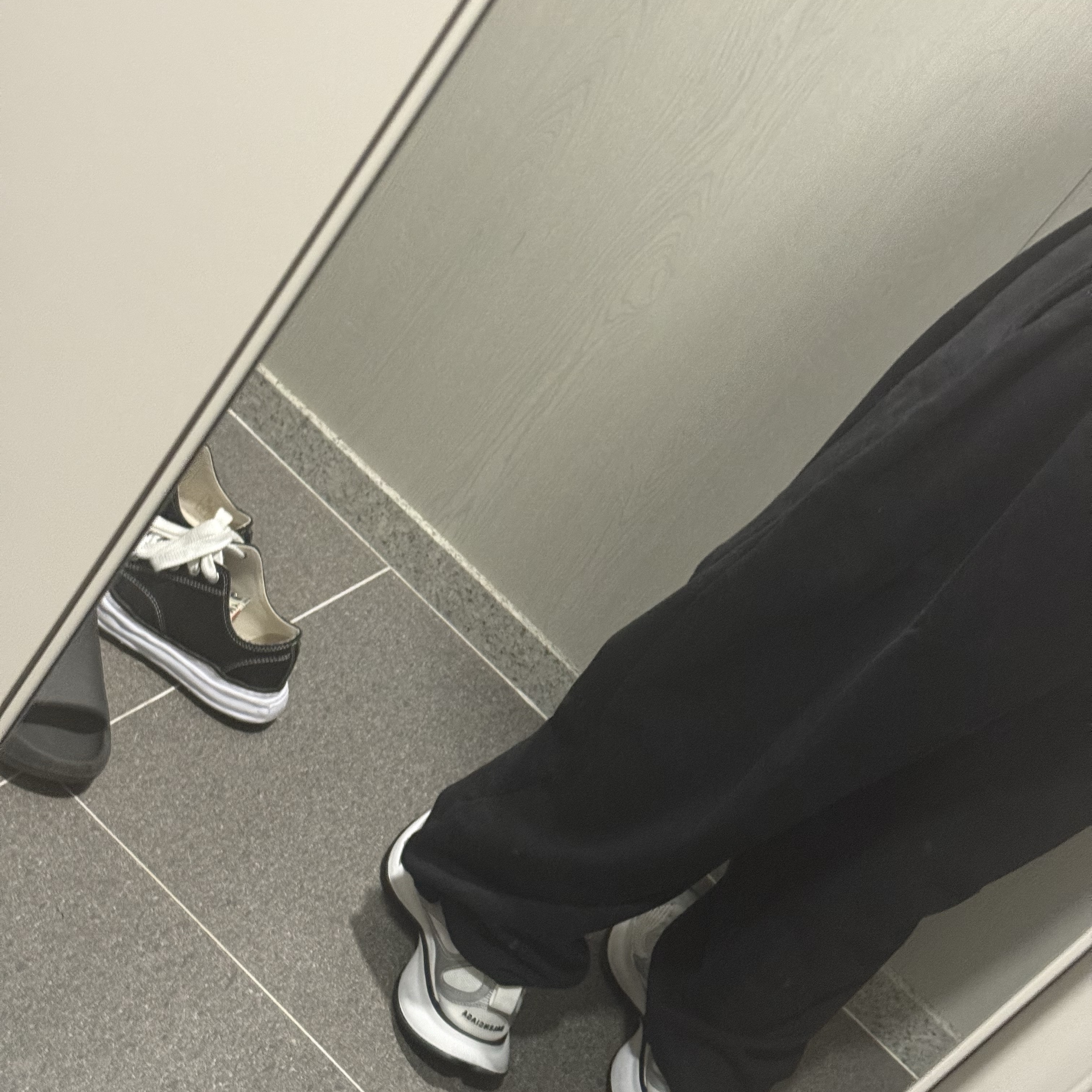Balenciaga Circuit Sneaker White Silver 착용 스타일 - 2