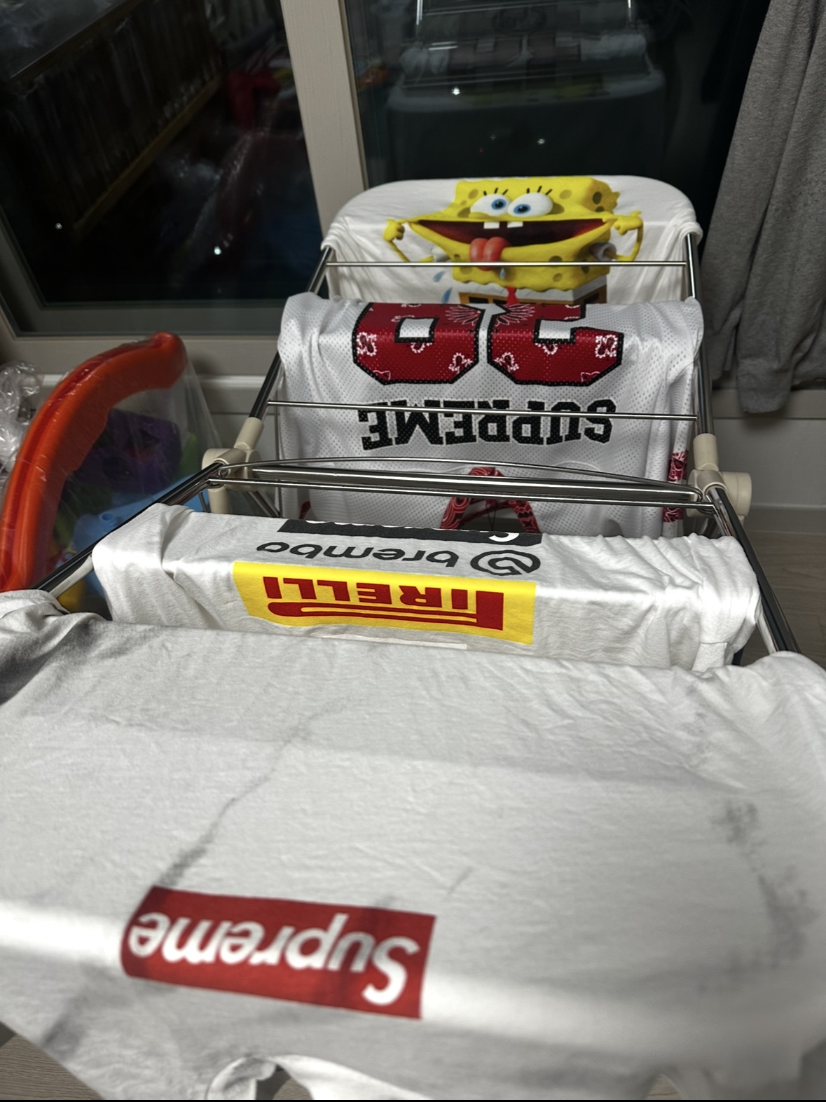 Supreme Bandana Football Jersey White - 25SS, Supreme x MM6 Maison Margiela Box Logo T-Shirt White - 24SS 착용 스타일