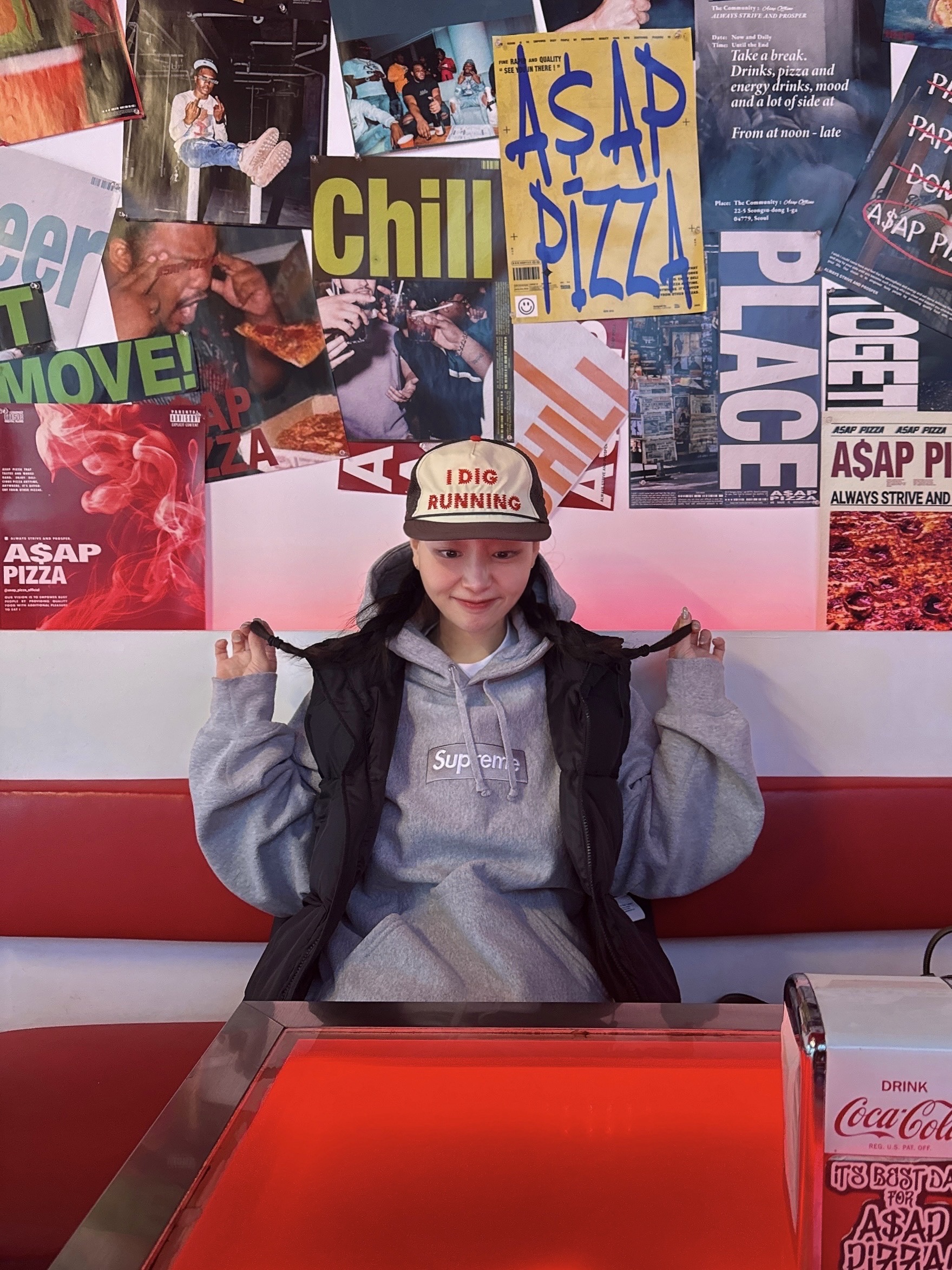 Alex Zono I Dig Running Trucker Hat OG Brown, Neighborhood Classic Down Vest Black 착용 스타일 - 2