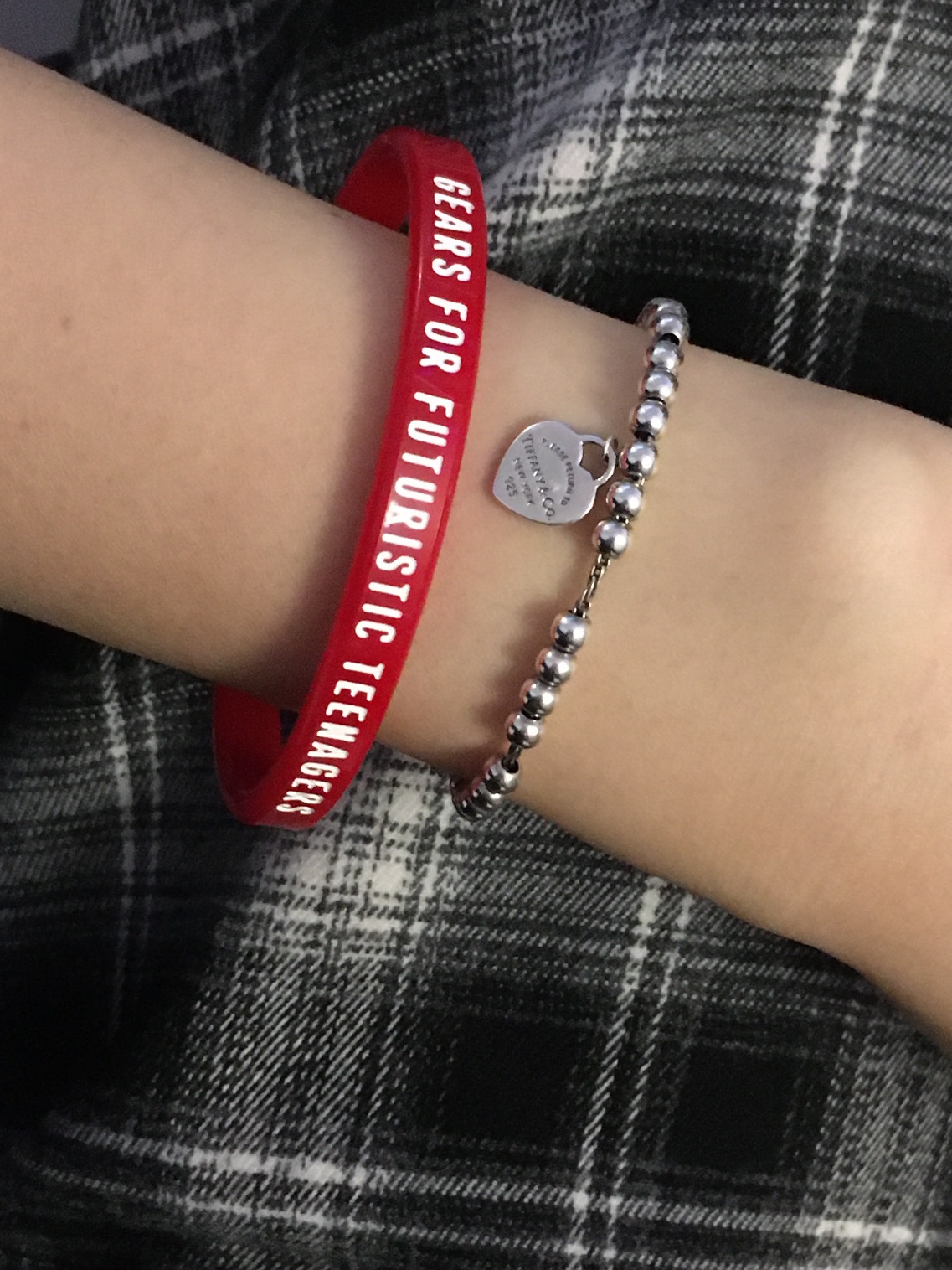 Human Made Acrylic Bangle #1 Red 착용 스타일