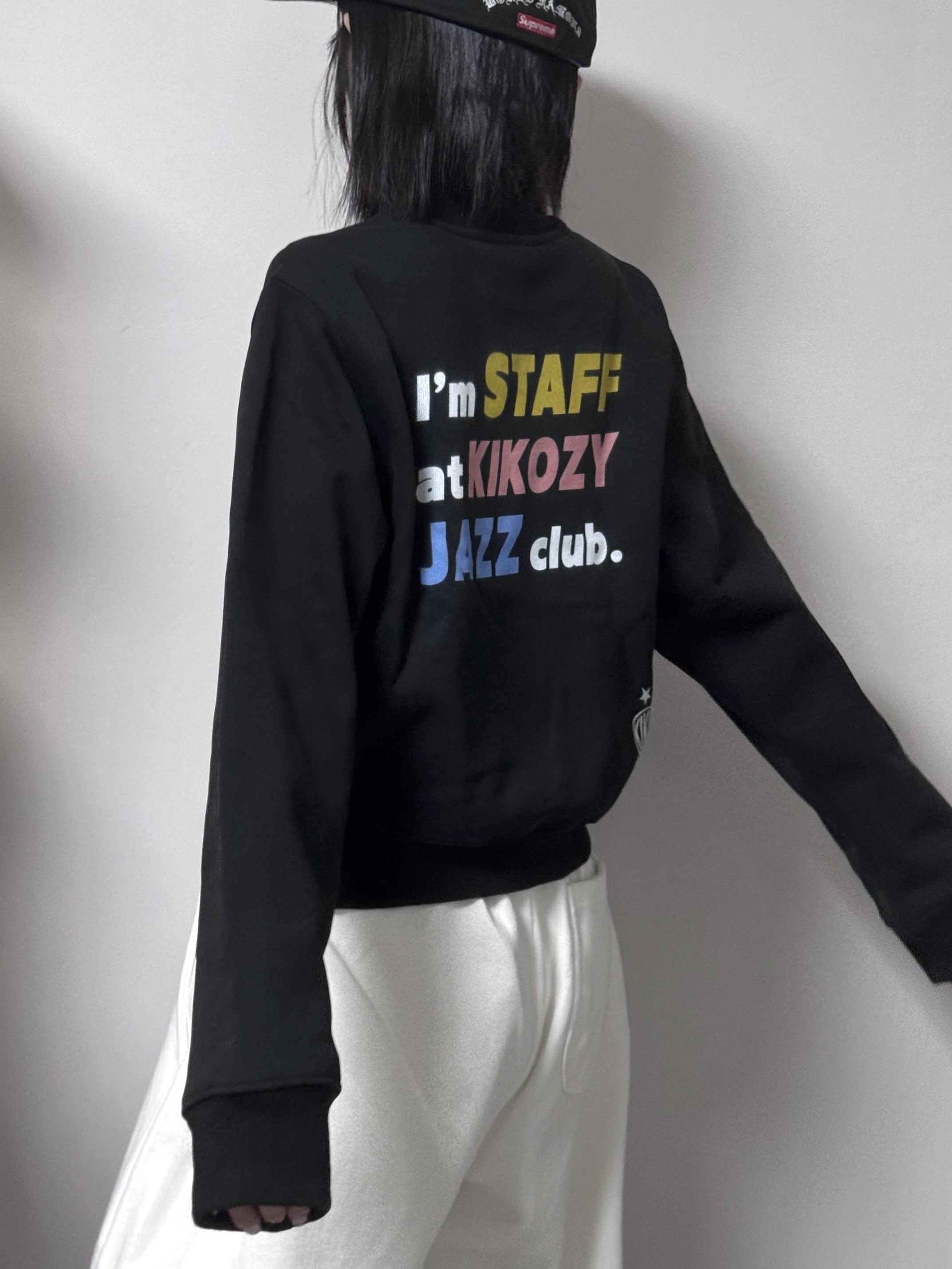 [KREAM 단독] Kikozy Staff Sweatshirt Black(w) 착용 스타일 - 2