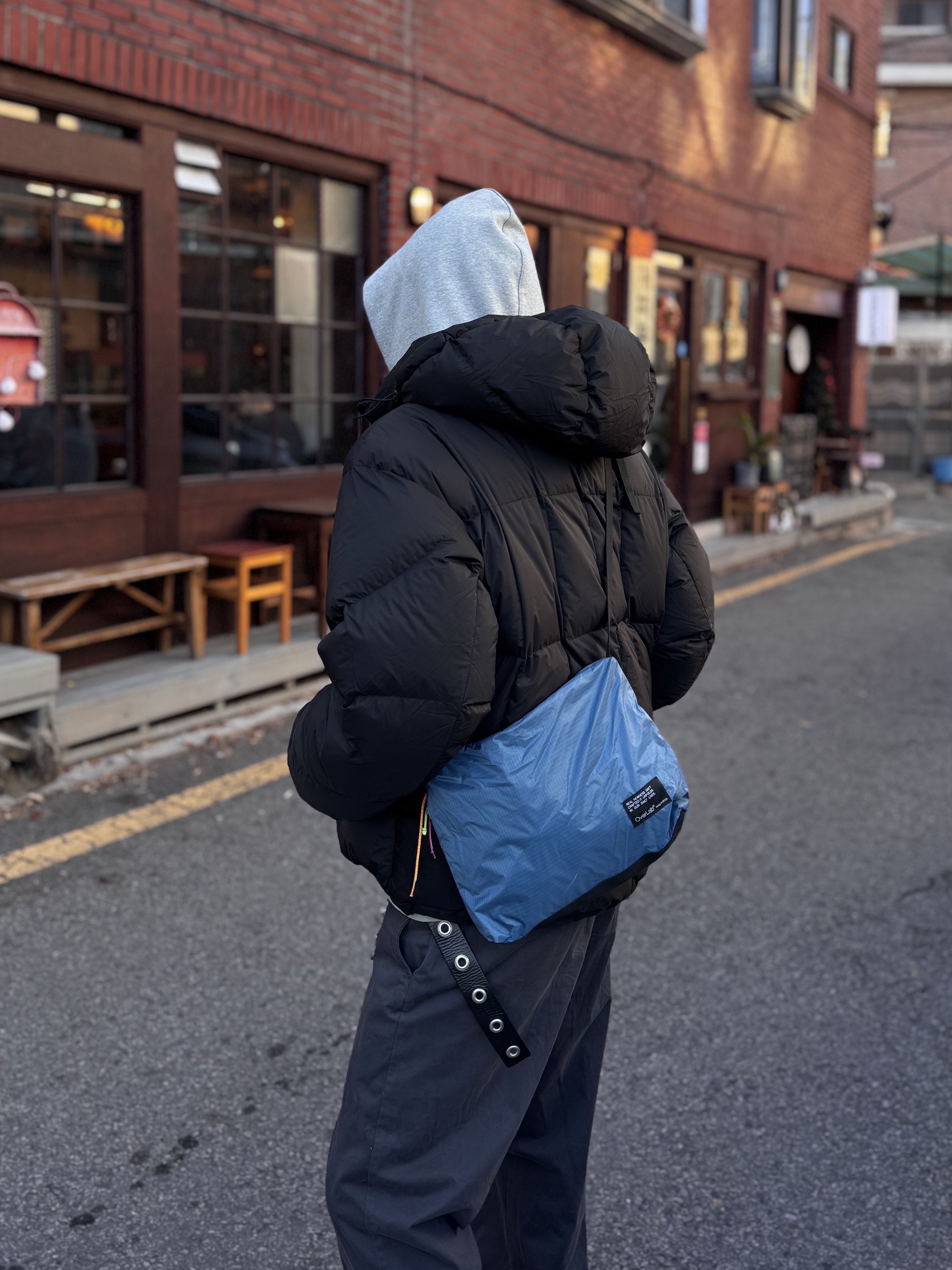 Oakley Meridian Low Ext Blackout 착용 스타일 - 1