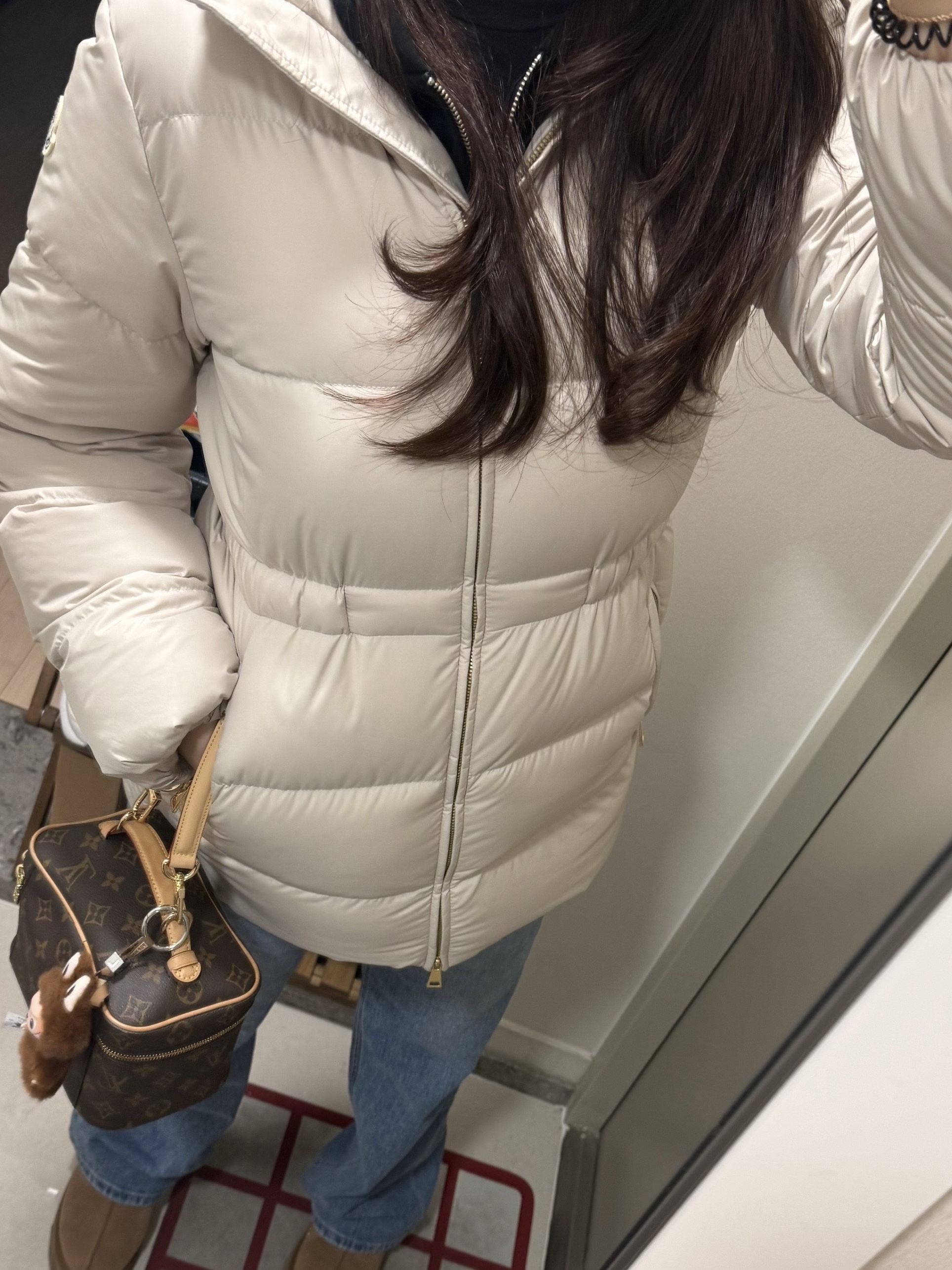 (W) Moncler Brossette Short Down Jacket White Ivory - 25FW 착용 스타일