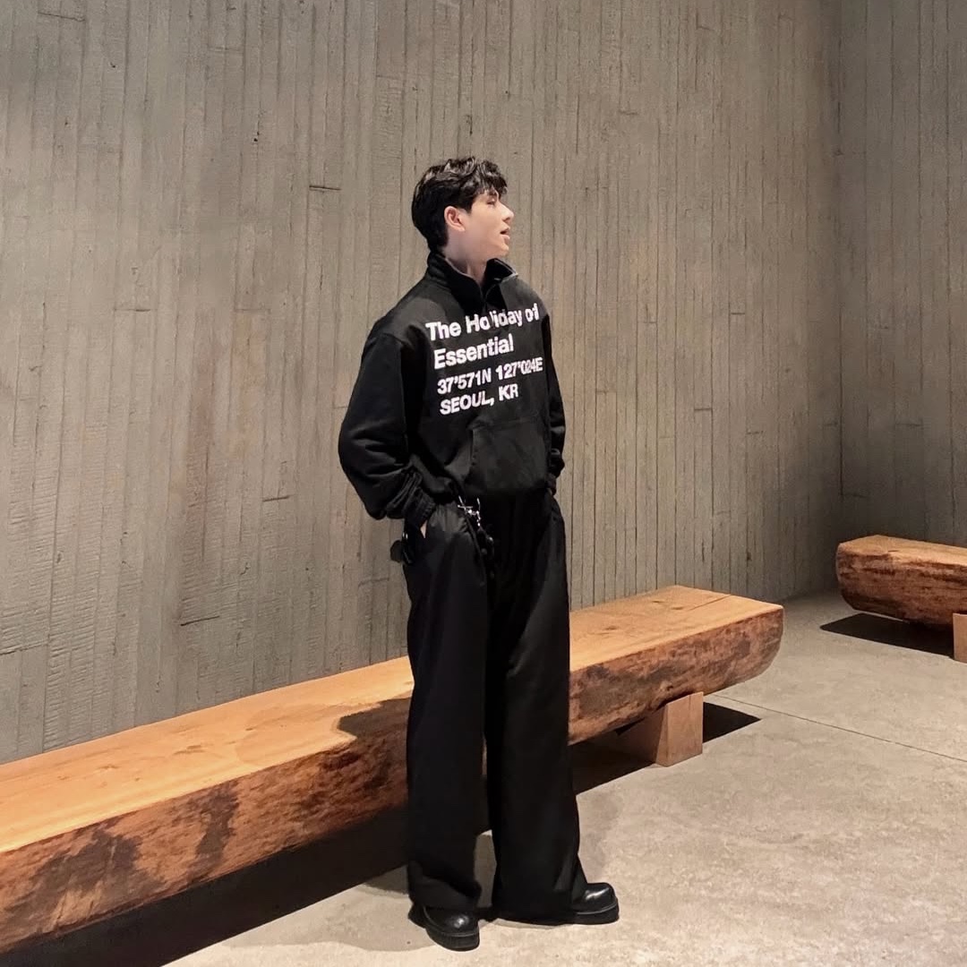 Express Holiday Holiday Essential Half Zip Up Black, Express Holiday Holiday Essential Half Zip-Up Melange White 착용 스타일 - 1