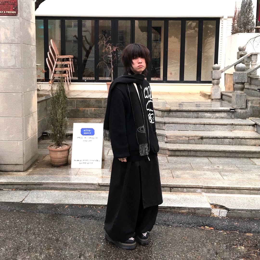 Express Holiday Merino Wool Blend Knit Zip-Up Black 착용 스타일 - 1