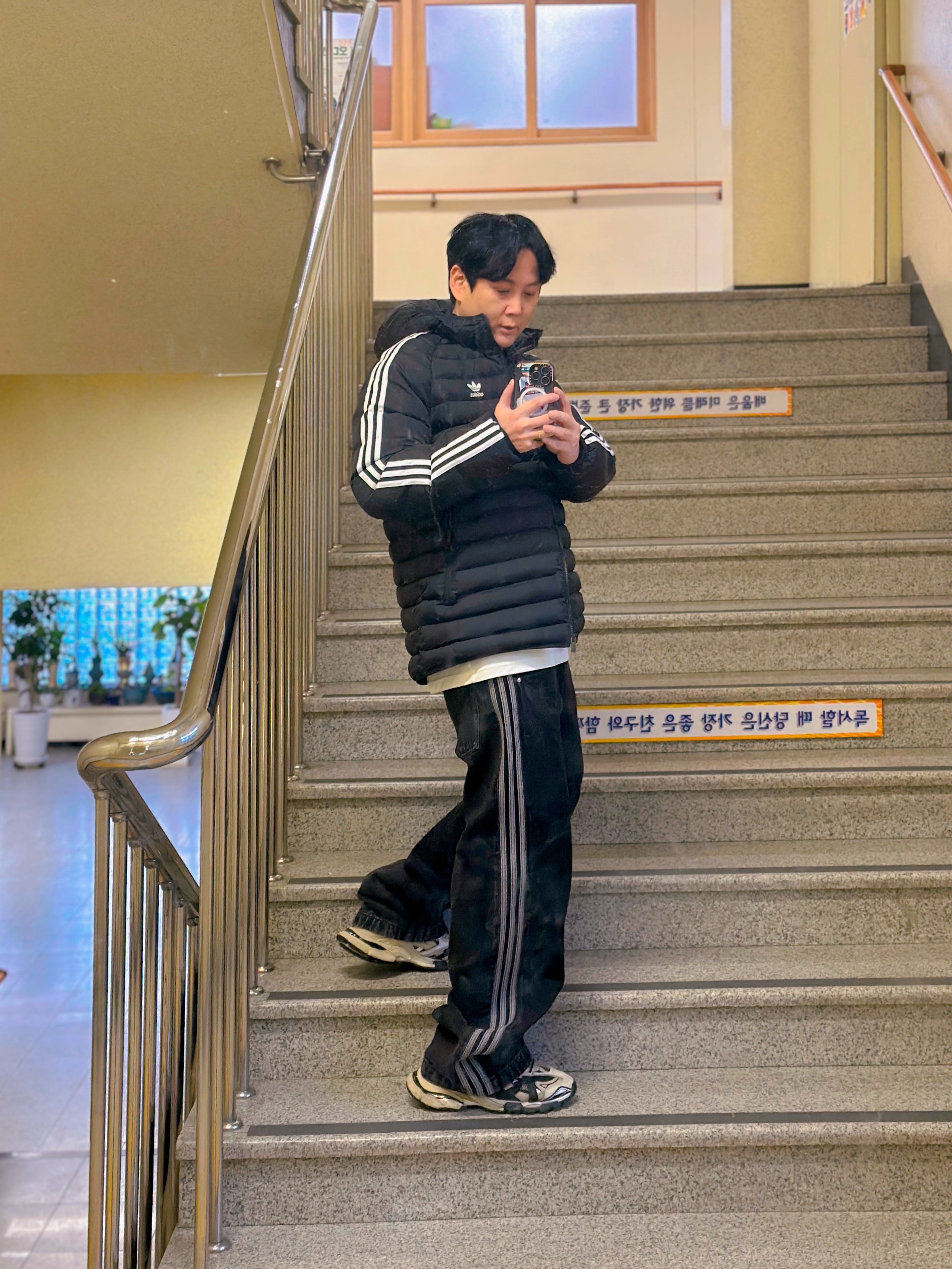 Adidas Originals Synthetic Hooded Jacket Black White - KR Sizing, Adidas Adicolor Denim Firebird Pants True Black Denim - KR Sizing 착용 스타일 - 1