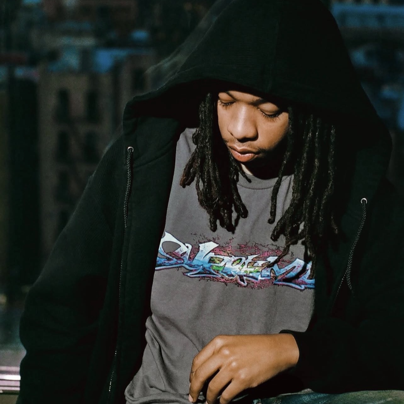 Supreme Tag T-Shirt Charcoal - 25FW 착용 스타일 - 2