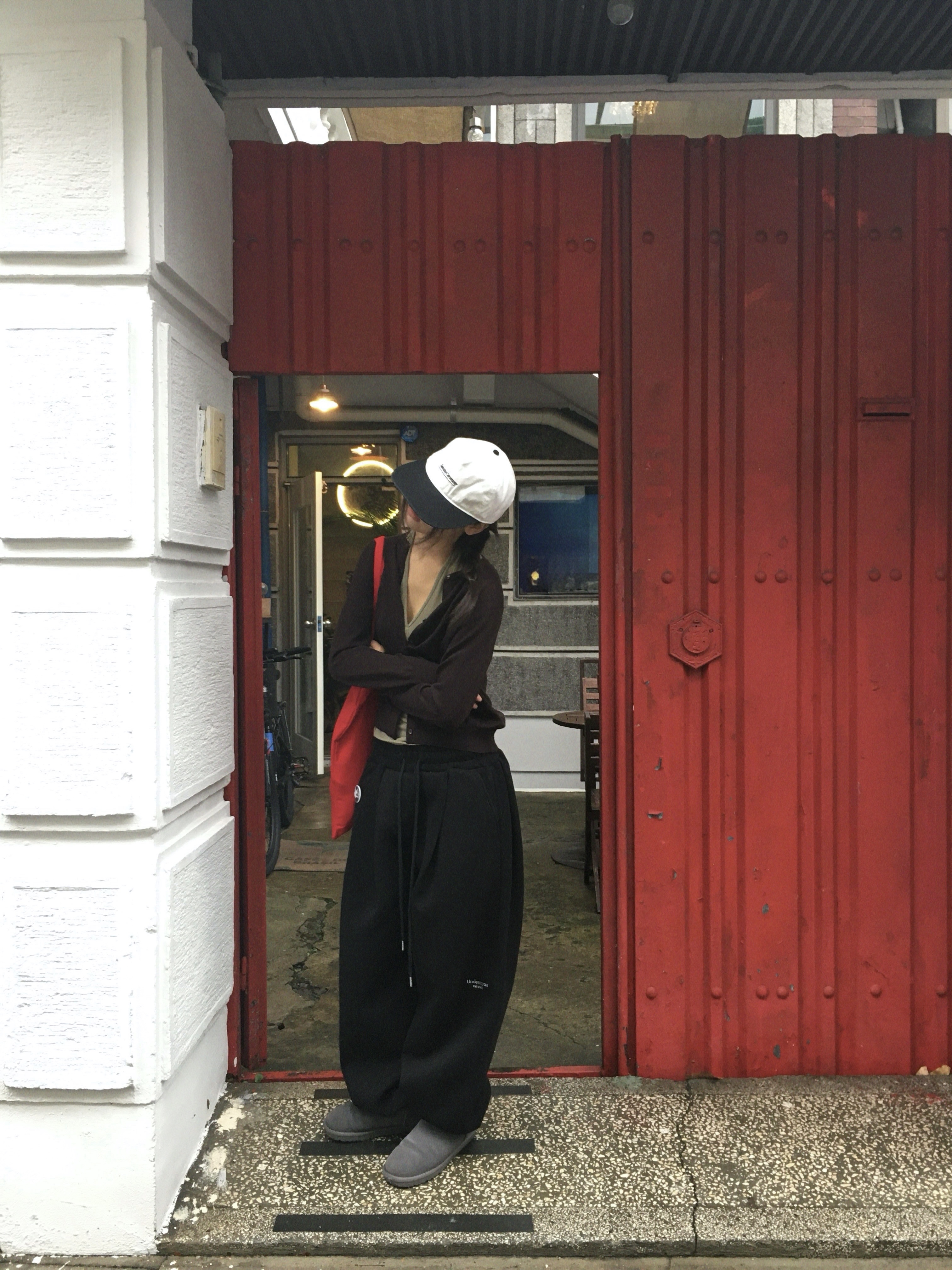 Sunday Ceremony Sunday Logo 5 Panel Cotton Cap - White, Berlin Photobook Distribution 002 Bag Red 착용 스타일 - 1