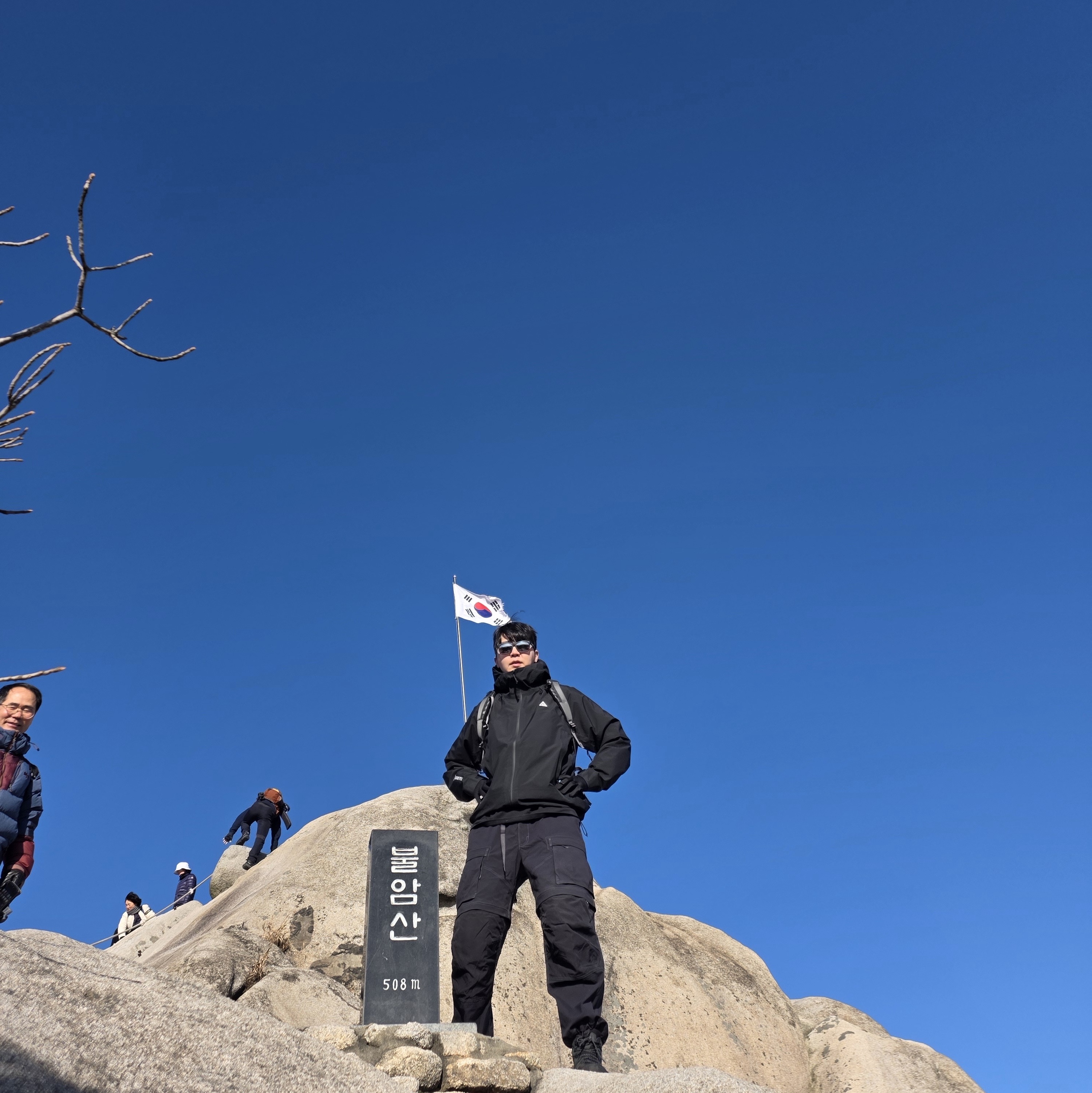 Arc'teryx Arro 22 Backpack Cloud, Nike ACG Smith Summit Cargo Pants Black - US/EU 착용 스타일 - 3