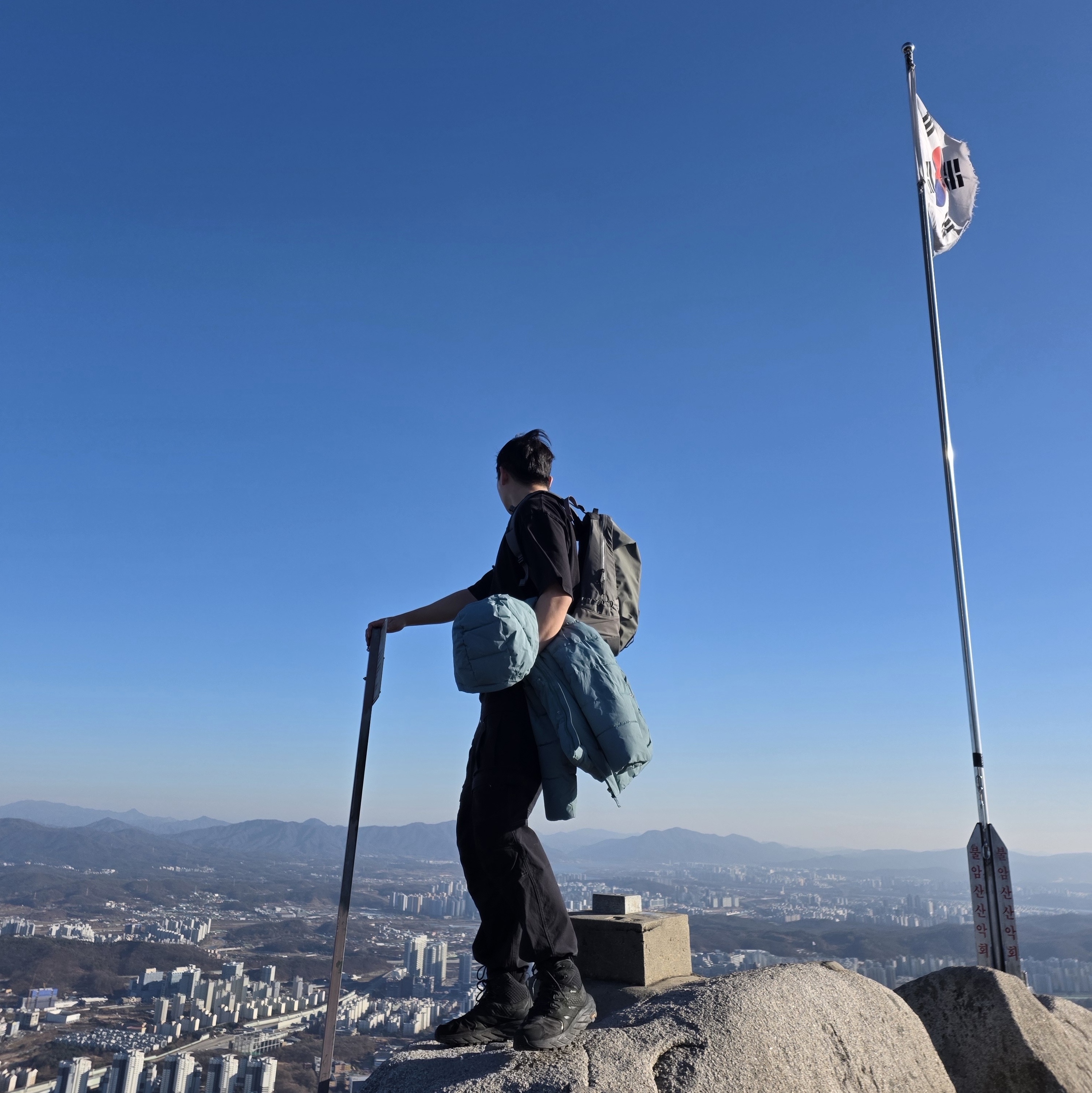 Arc'teryx Arro 22 Backpack Cloud, Nike ACG Smith Summit Cargo Pants Black - US/EU 착용 스타일 - 1