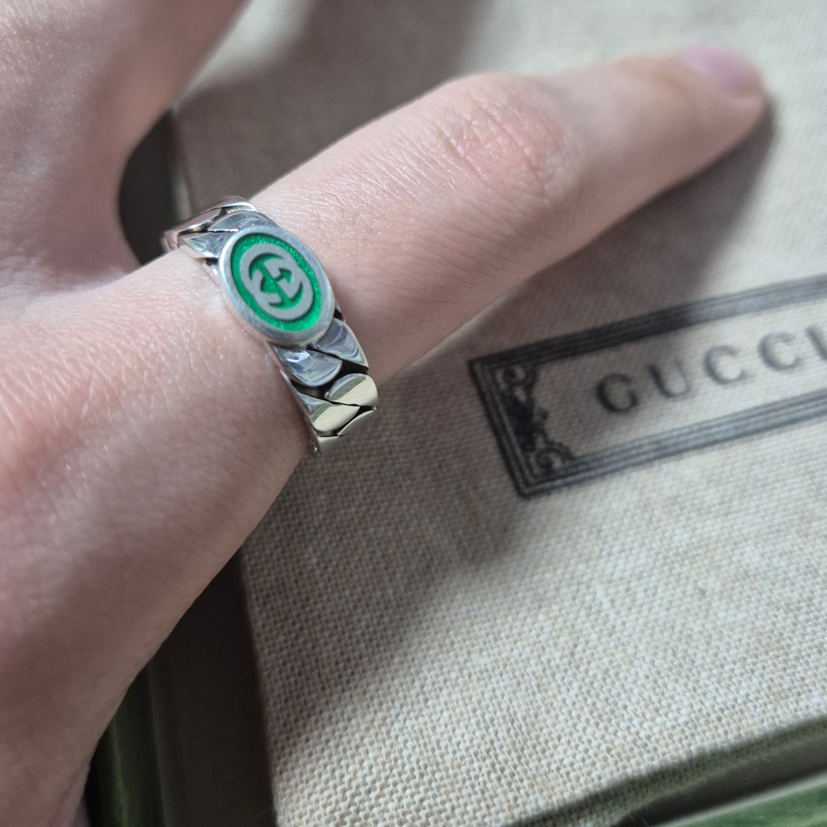 Gucci Interlocking G Enamel Ring Silver 착용 스타일