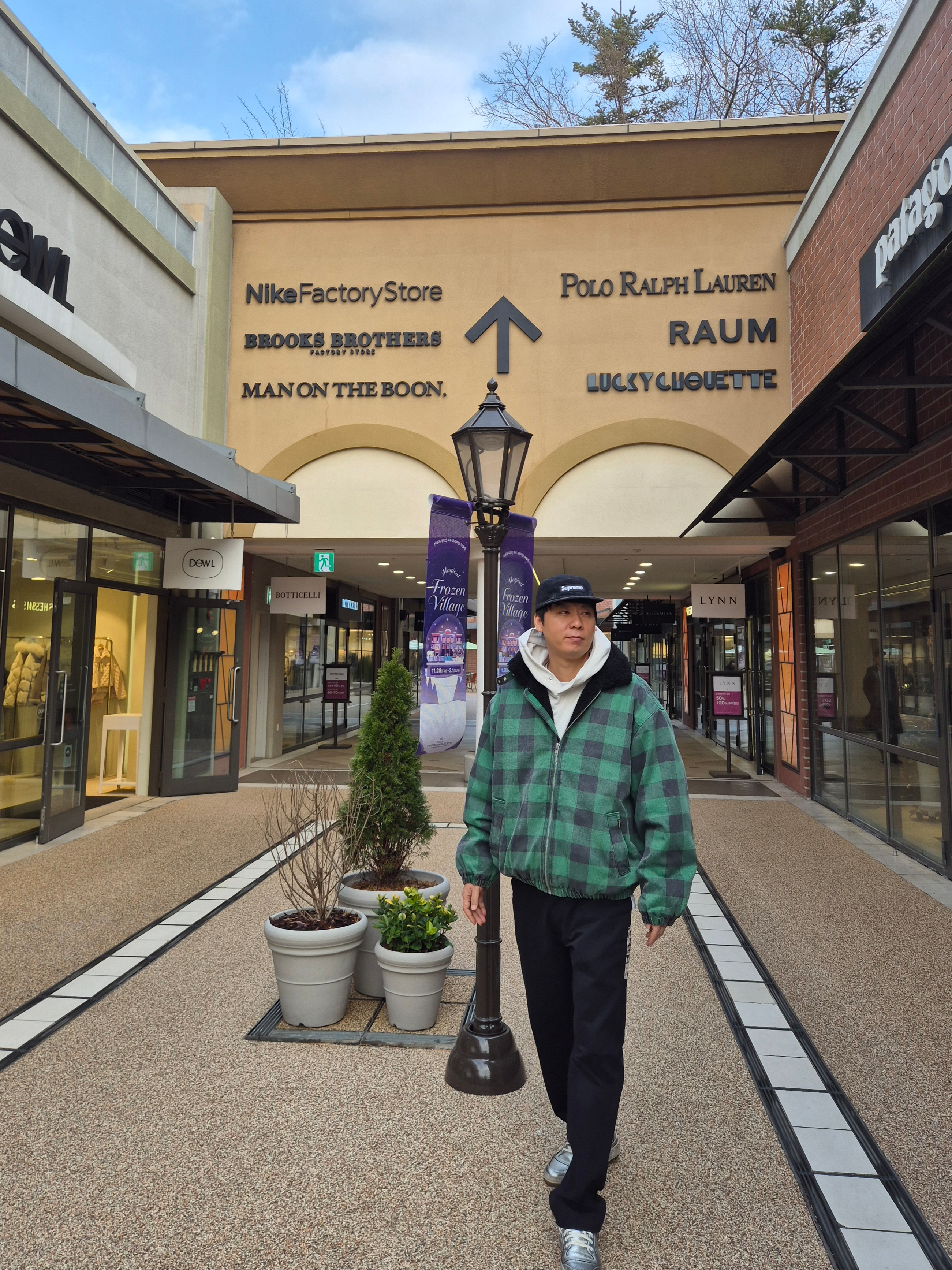 Supreme Faux Shearling Lined Bomber Jacket Plaid - 25FW, IAB Studio x Obey Poster Carpenter Pants Anthracite 착용 스타일 - 5