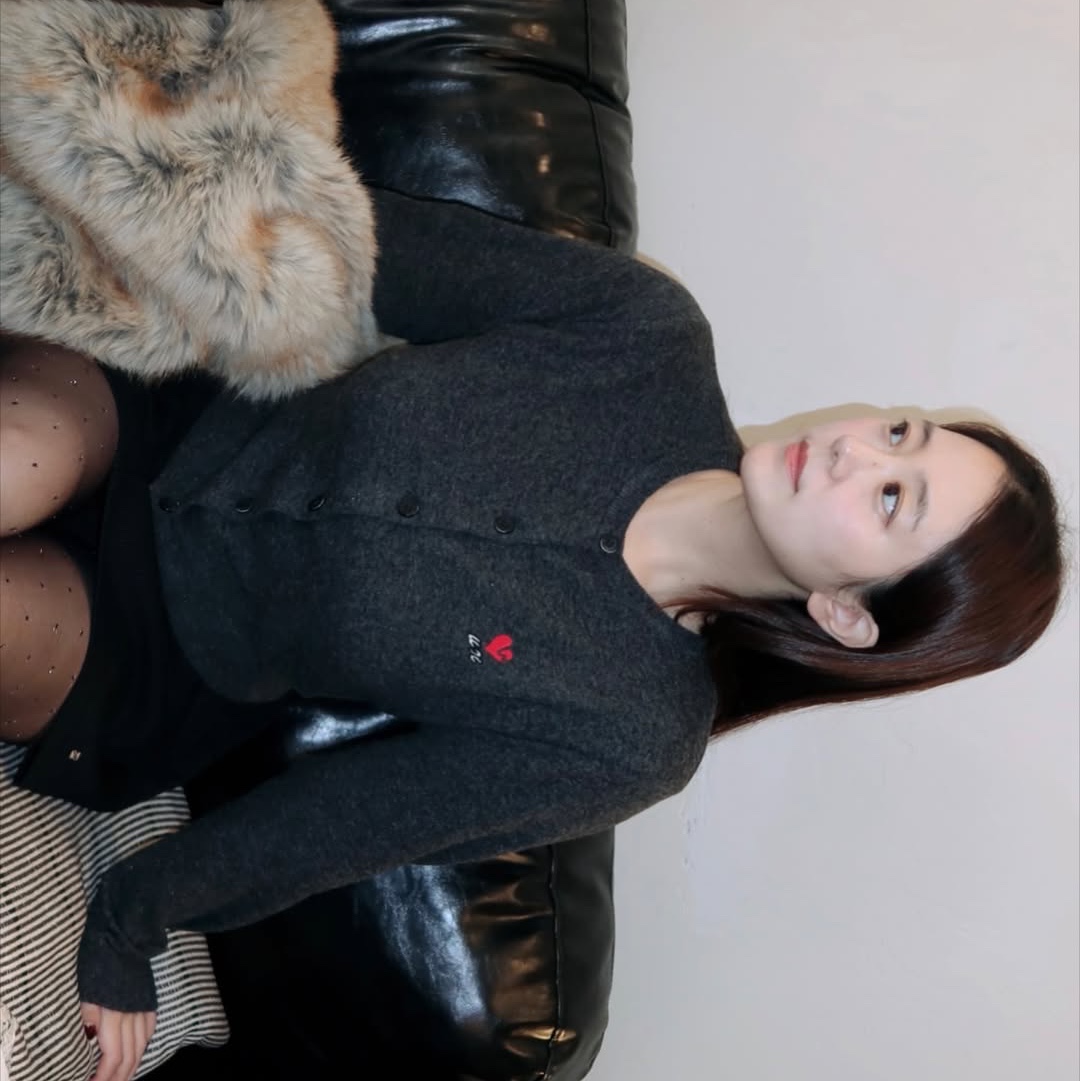 Express Holiday Merino Wool Blend Crop Cardigan Ivory, Express Holiday Merino Wool Blend Crop Cardigan Charcoal 착용 스타일 - 2
