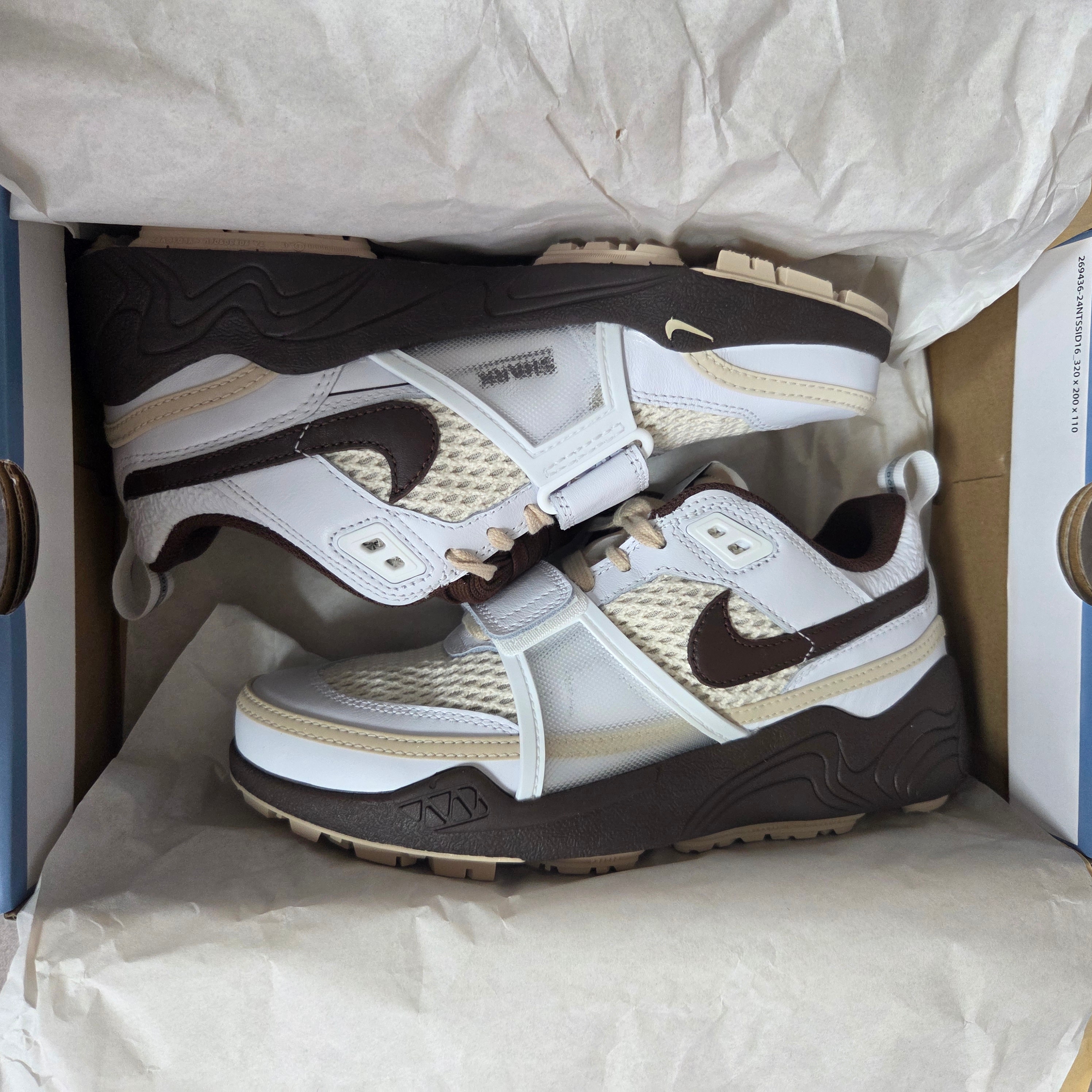 Nike x Travis Scott Zoom Field Jaxx White and Light Chocolate 착용 스타일