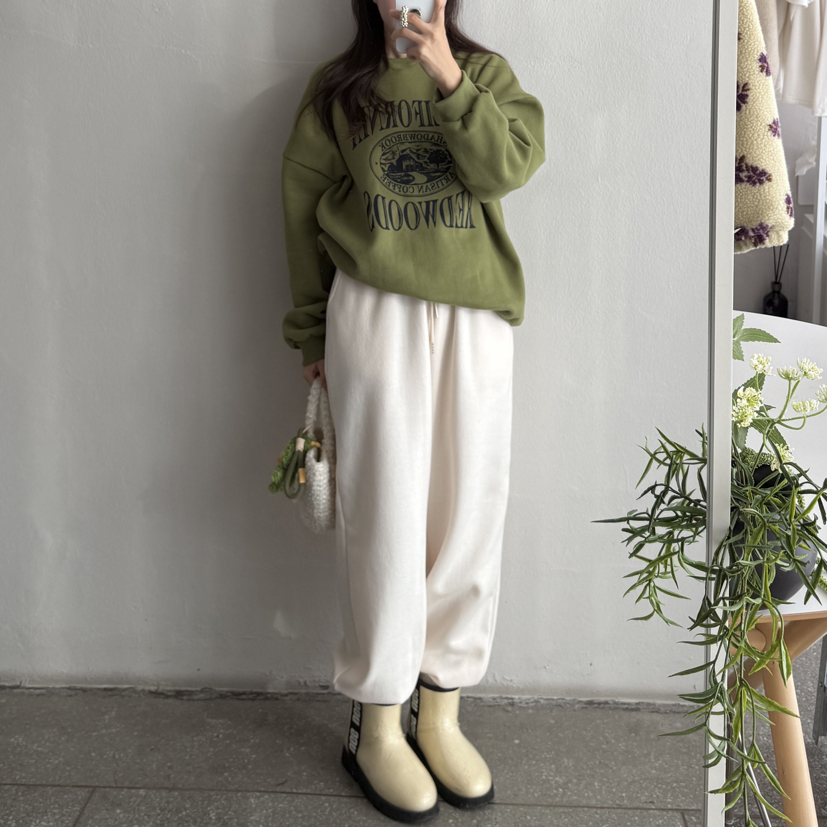 (W) UGG Classic Clear Mini Boots Natural Black, Pop Mart Twinkle Twinkle Savor the Moment Series-Fresh-Baked Mini Cookies Plush Pendant Matcha Crisp (Opened Case) 착용 스타일 - 3