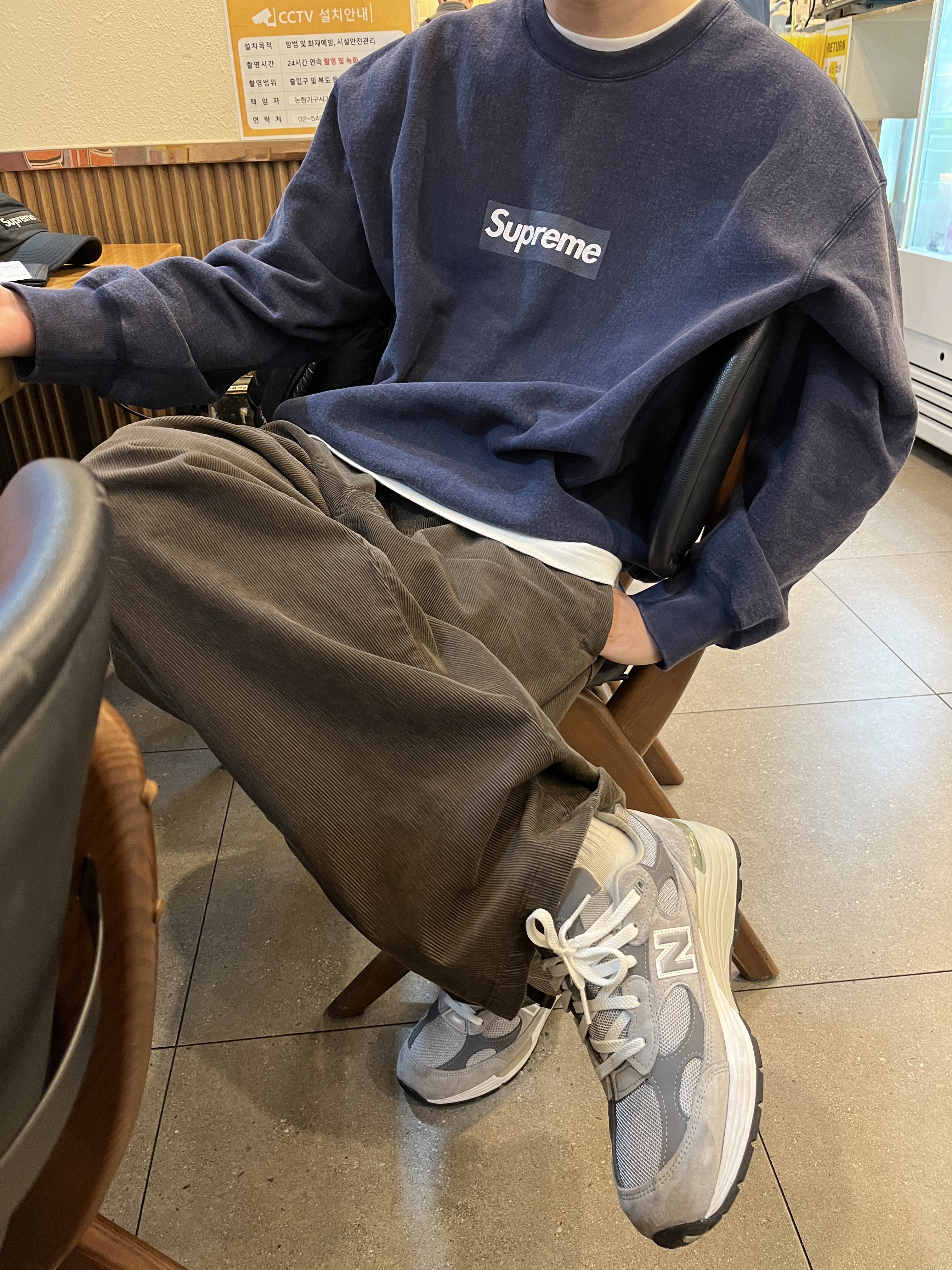 Supreme Washed Box Logo Crewneck Navy - 25SS 착용 스타일 - 1
