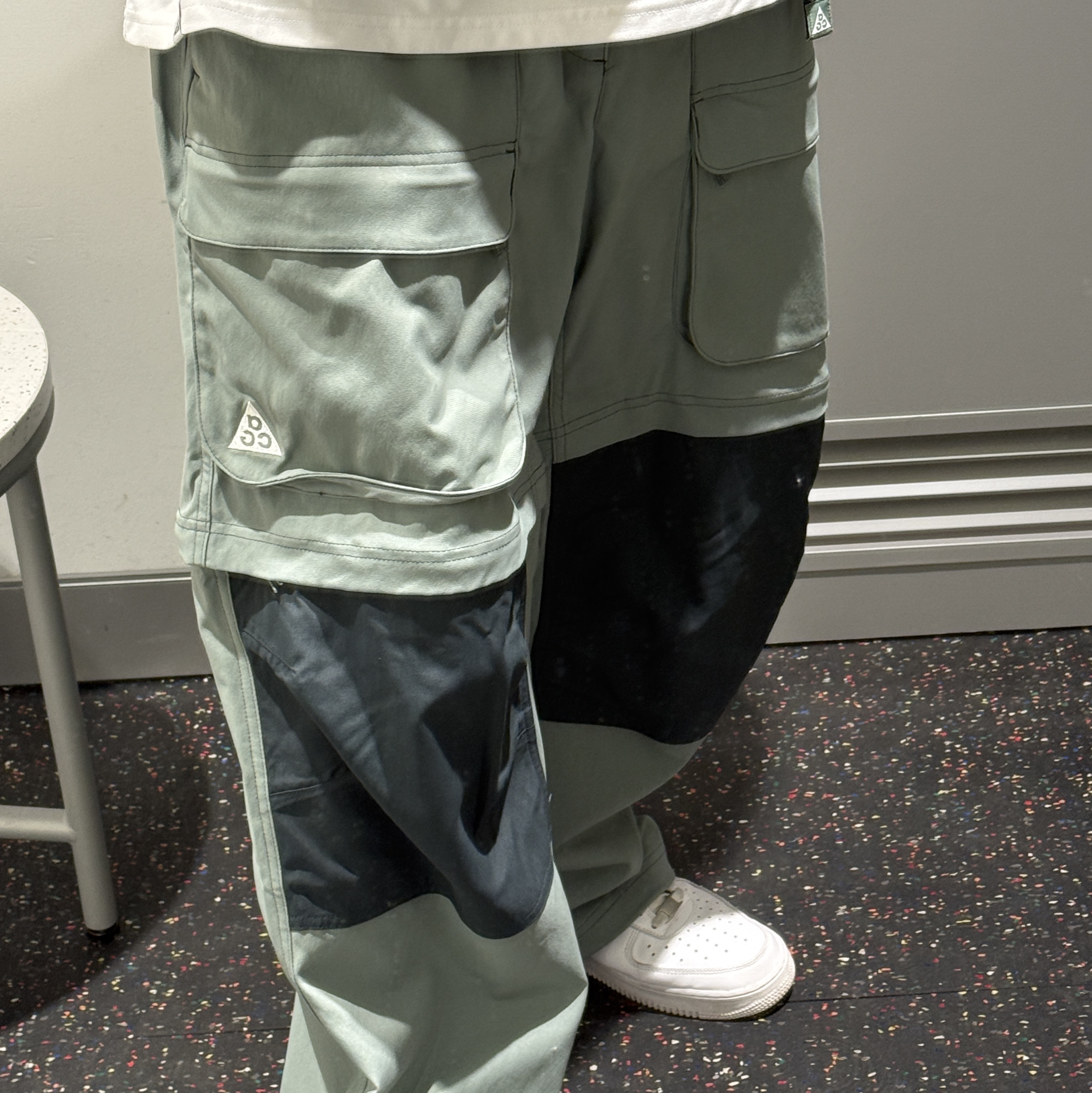Nike ACG Smith Summit Zip Cargo Pants Clay Green Seaweed - Asia, Nike ACG Smith Summit Cargo Pants Black Anthracite - Asia 착용 스타일 - 2