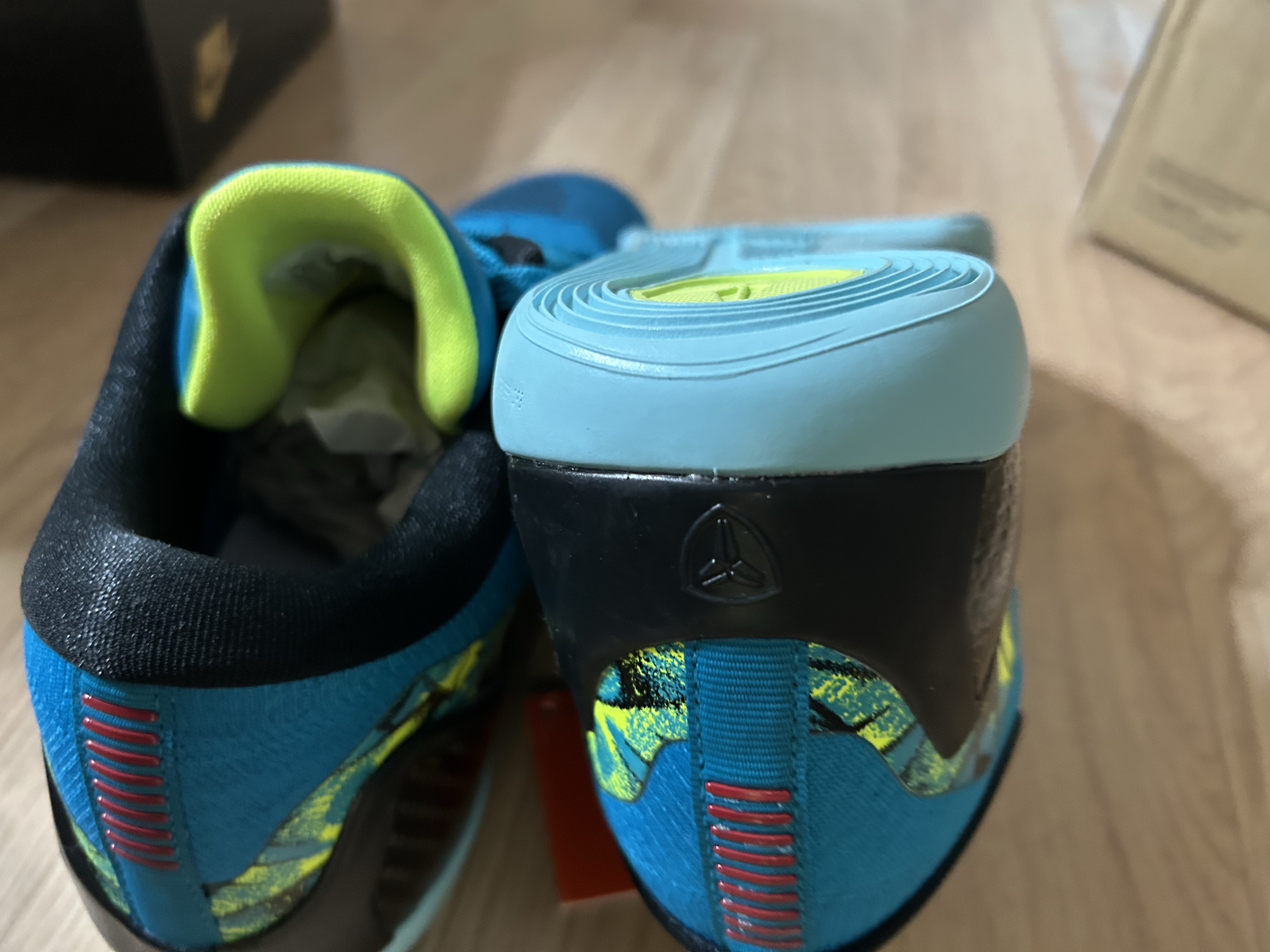 Nike Kobe 9 Elite Low Protro Neo Turquoise and Volt 착용 스타일