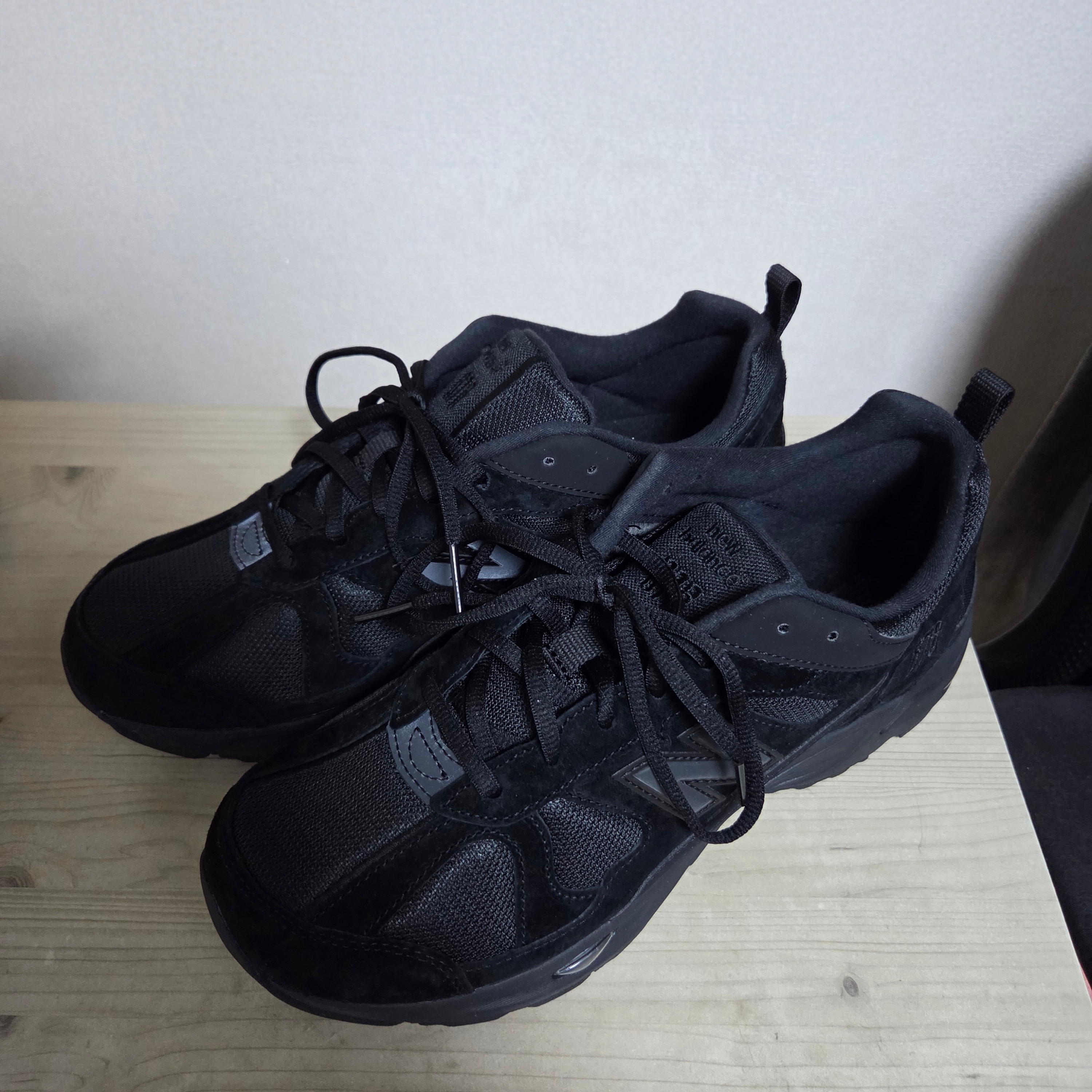 New Balance 878 Triple Black 착용 스타일 - 2