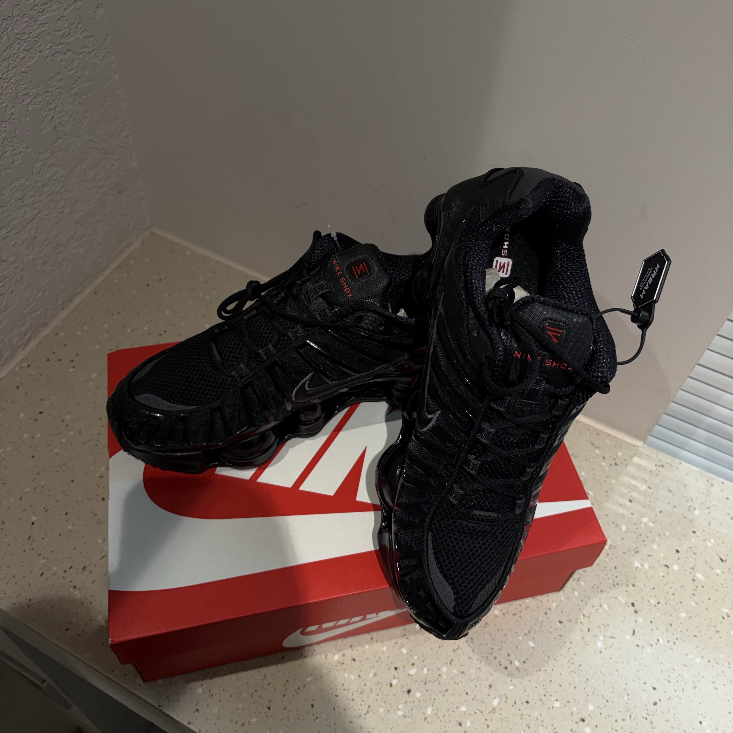 Nike Shox TL Black Metallic Hematite 착용 스타일