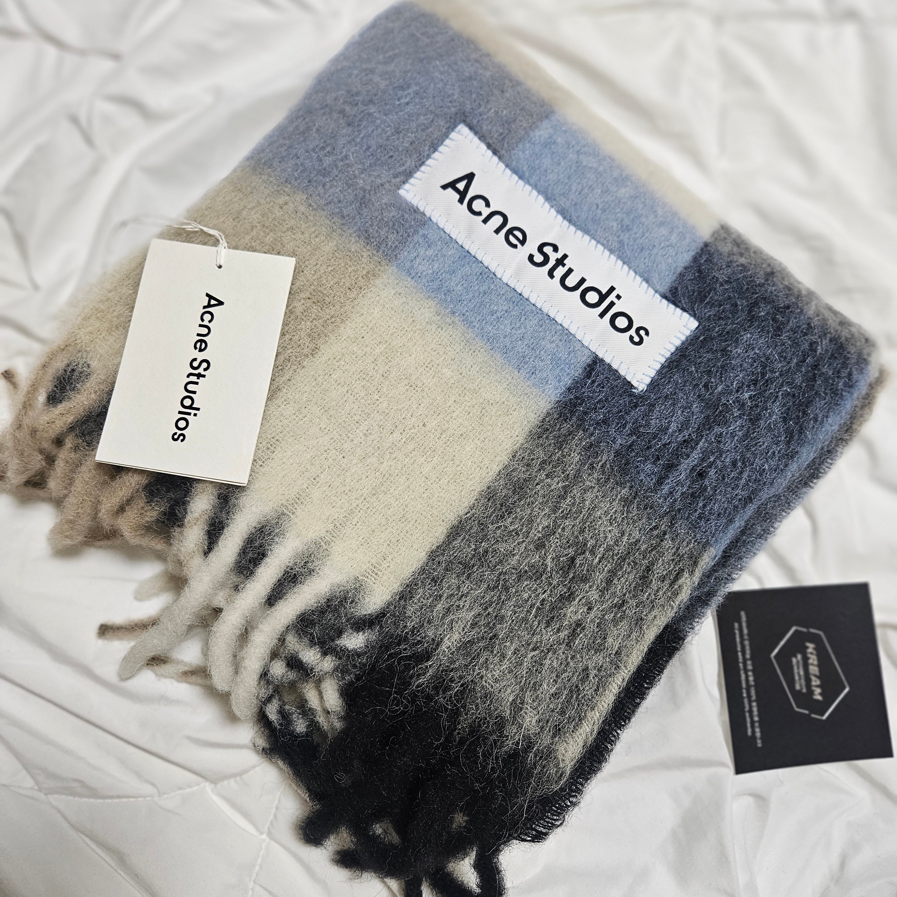 Acne Studios Mohair Check Muffler Blue Beige Black 착용 스타일 - 1