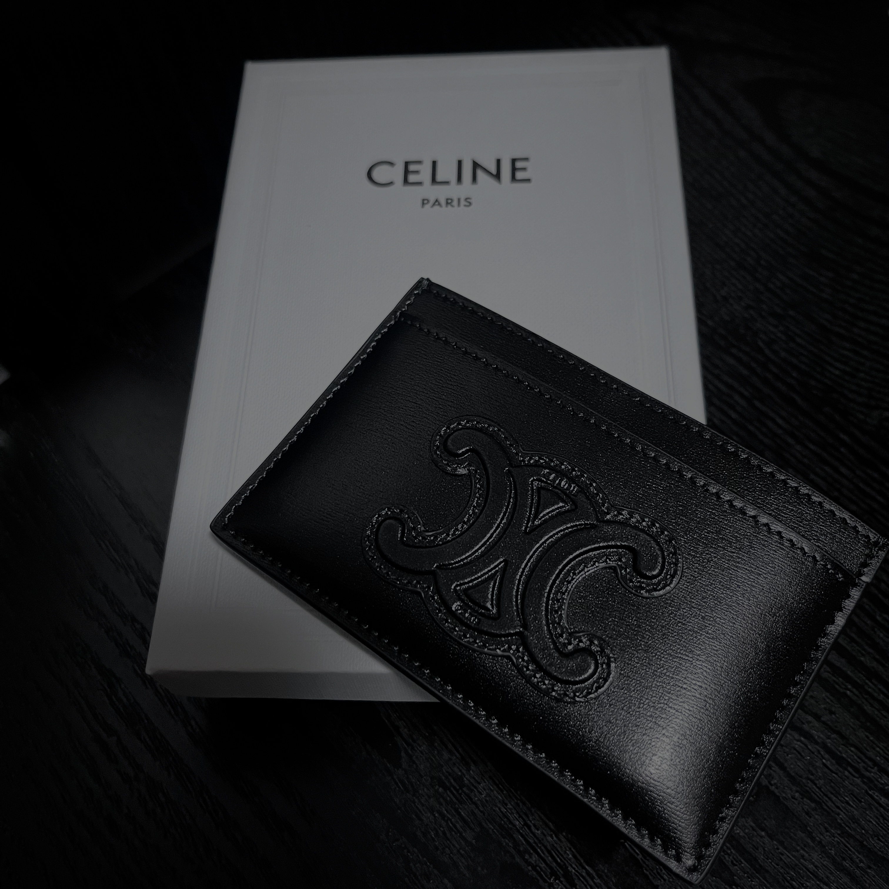 Celine Card Holder Cuir Triomphe in Shiny Calfskin Black 착용 스타일