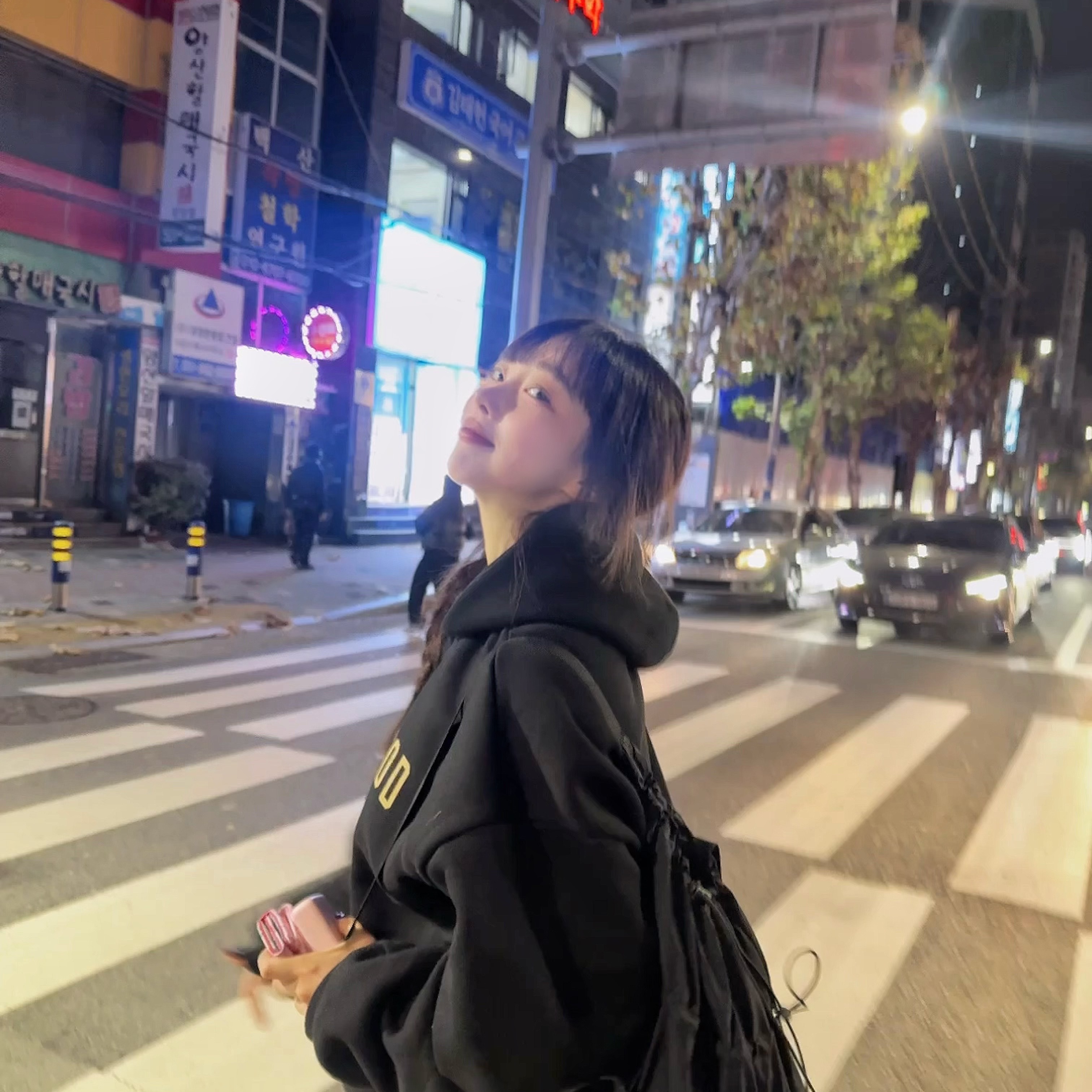 Essentials Fleece State Hoodie Black - 24FW, (W) UGG Classic Ultra Mini Boots Chestnut 착용 스타일 - 2