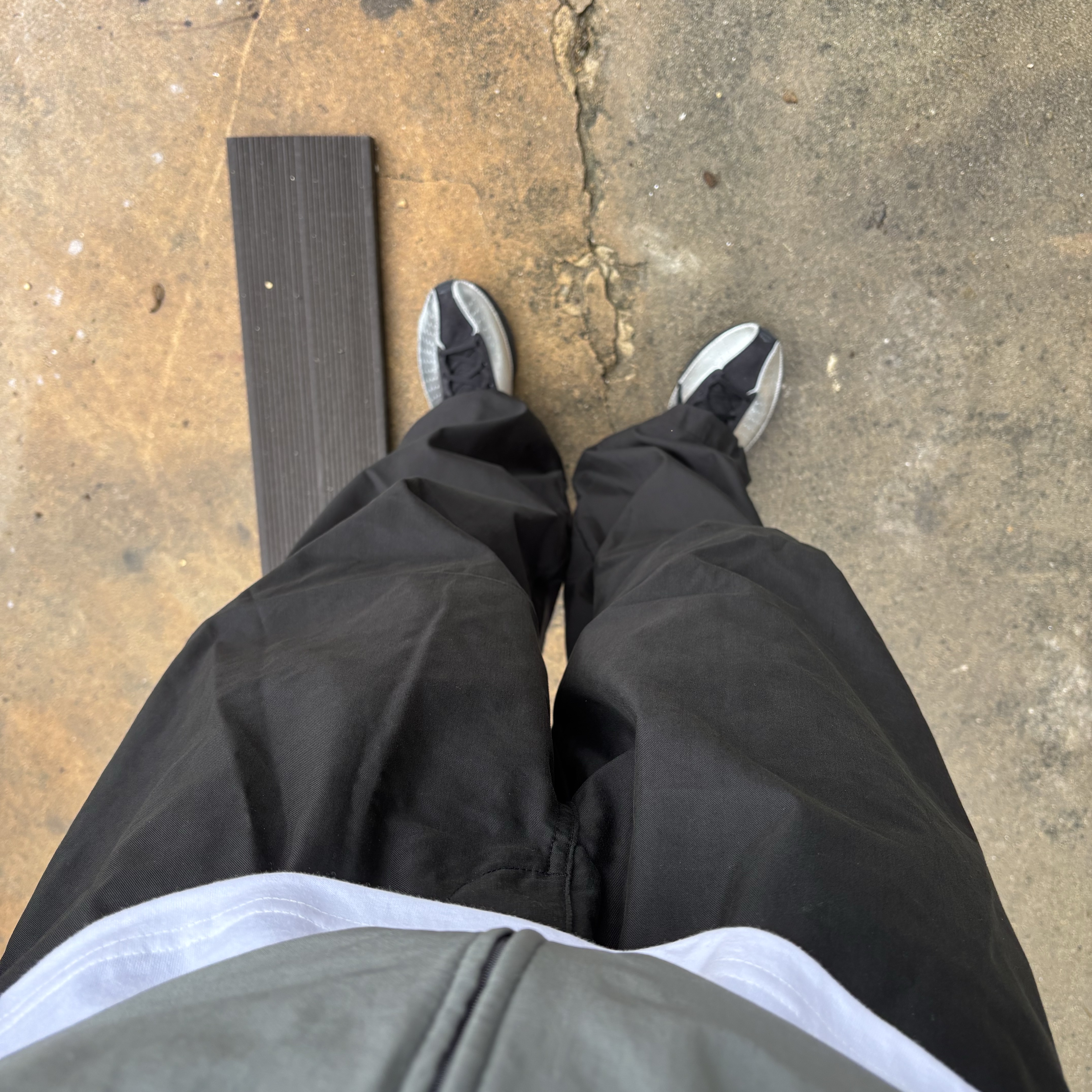 (W) Nike Air Superfly Metallic Silver and Black, Uniqlo C Wide Parachute Pants Black - JP 착용 스타일