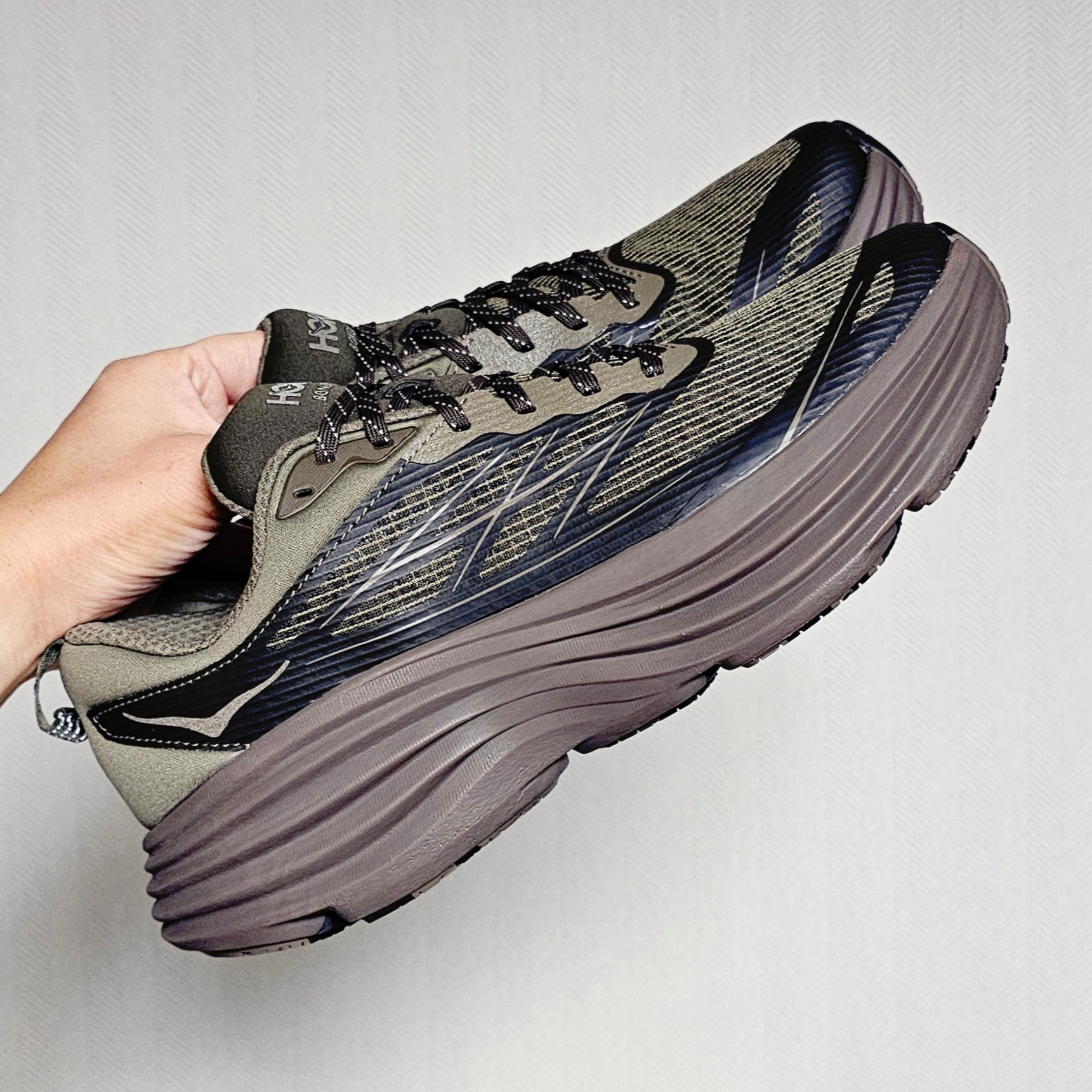 Hoka Bondi 8 TS Caged Deep Umber 착용 스타일