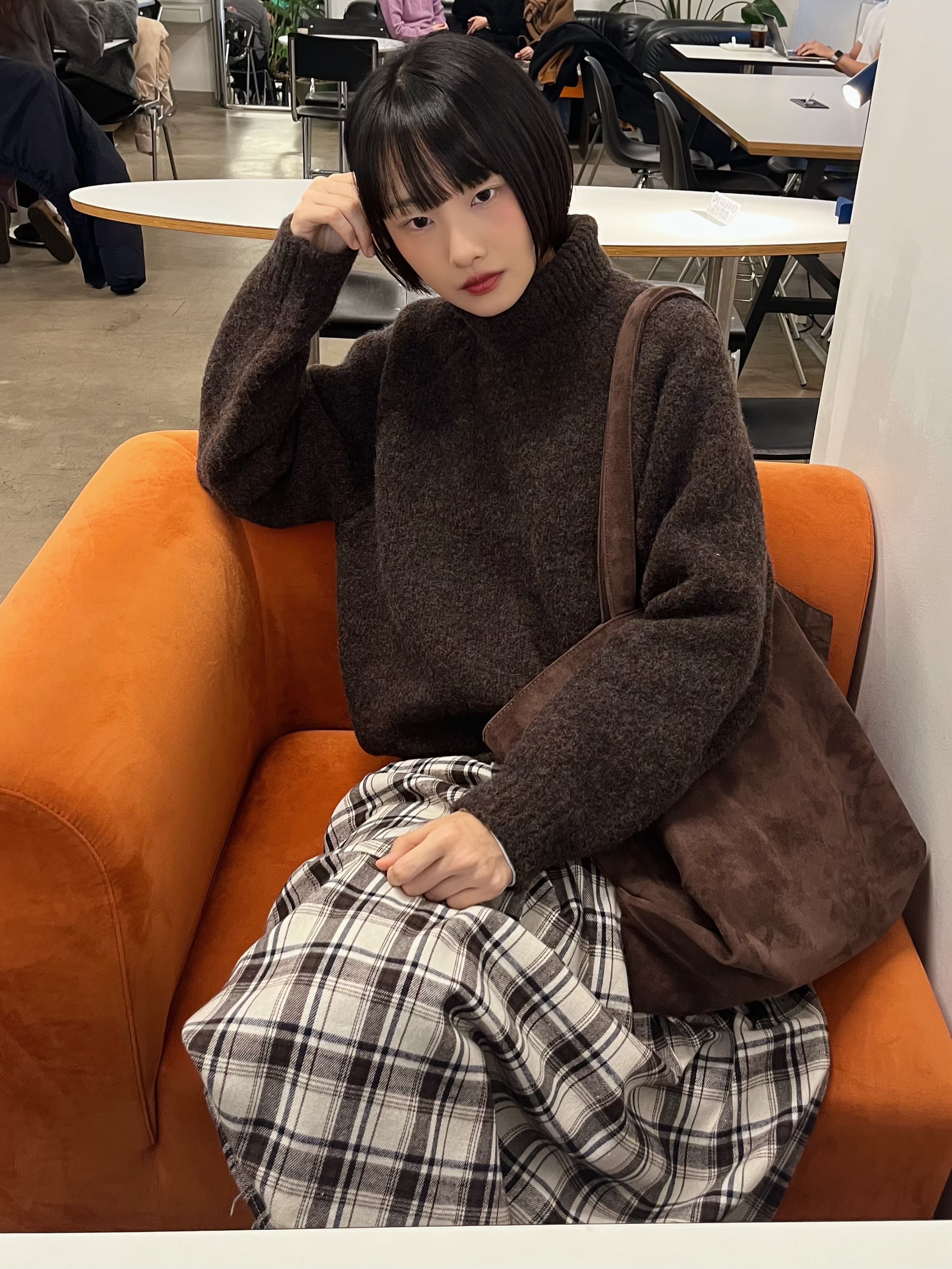 Knitted Boucle Turtle Neck Knit Brown 착용 스타일