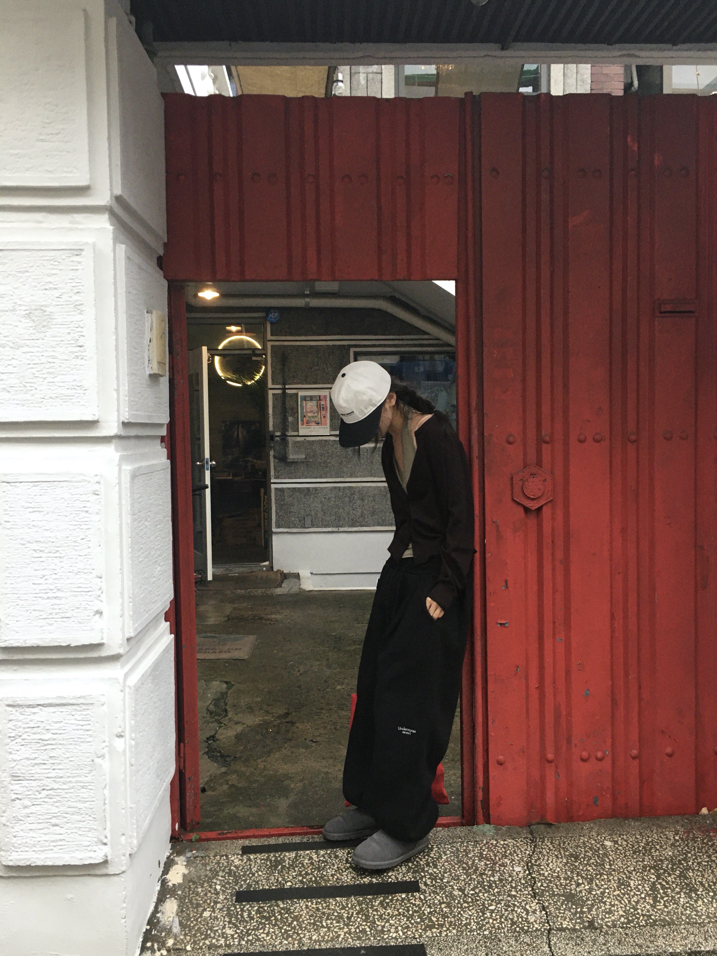 Sunday Ceremony Sunday Logo 5 Panel Cotton Cap - White, Berlin Photobook Distribution 002 Bag Red 착용 스타일 - 2