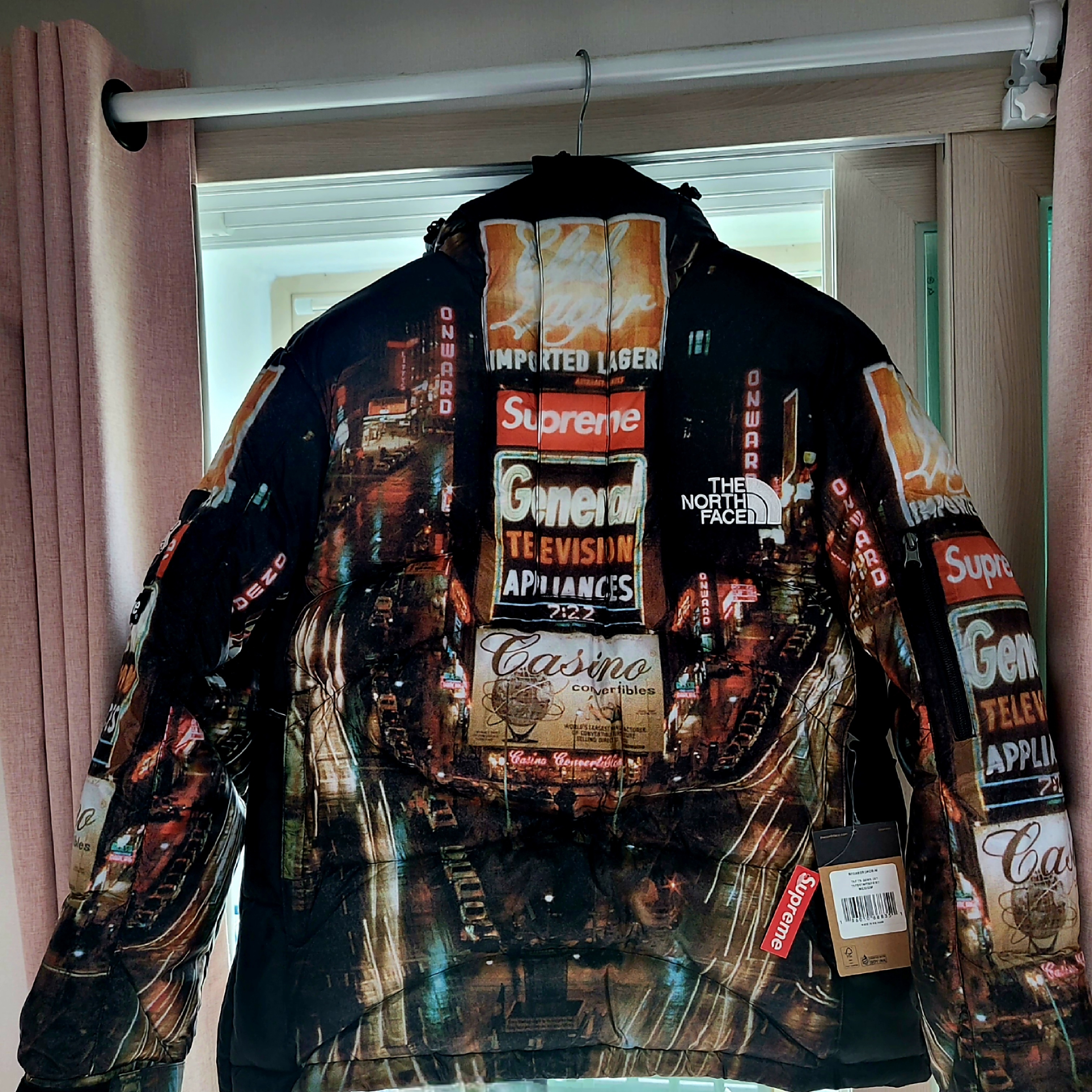 Supreme x The North Face 800-Fill Half Zip Hooded Pullover Times Square - 22FW 착용 스타일