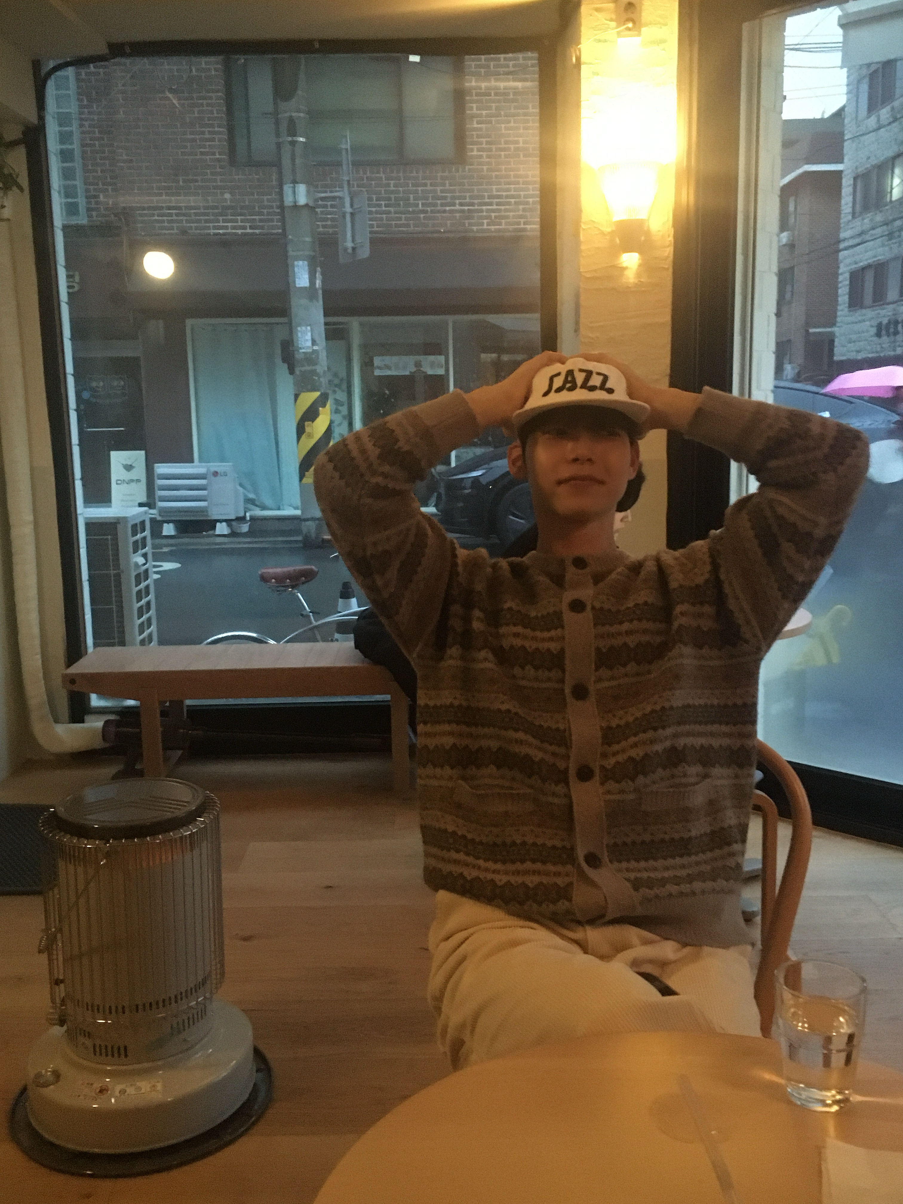 [KREAM 단독] Kikozy New Jazz Cap White, Adidas Tobacco Team Brown Desert Cardboard 착용 스타일 - 1