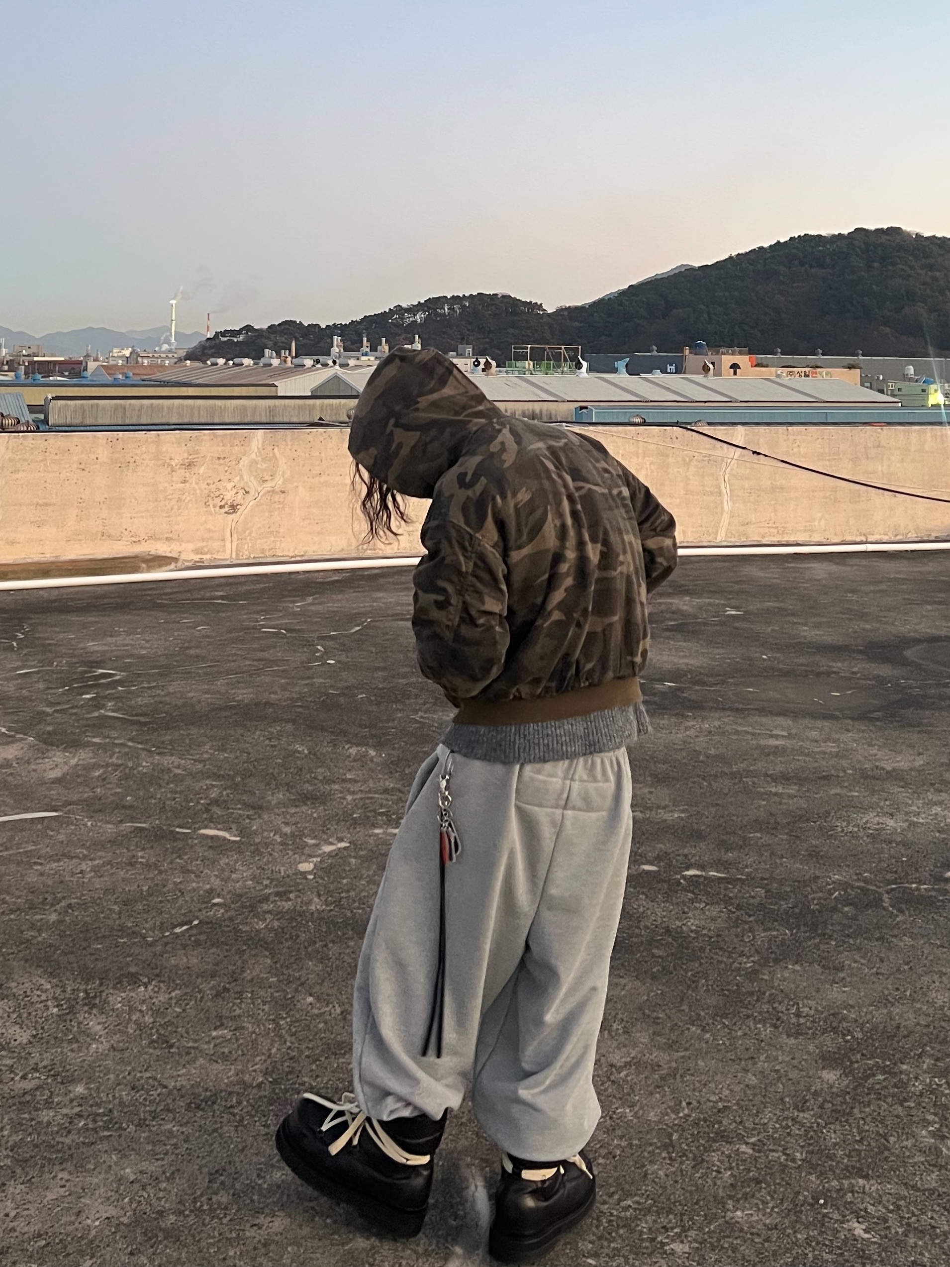 MJD x Koin Seoul Belted Heavy Sweat Baggy Pants Melange Grey, Farfromwhat Far Pin Button & Safety Pin 착용 스타일 - 6