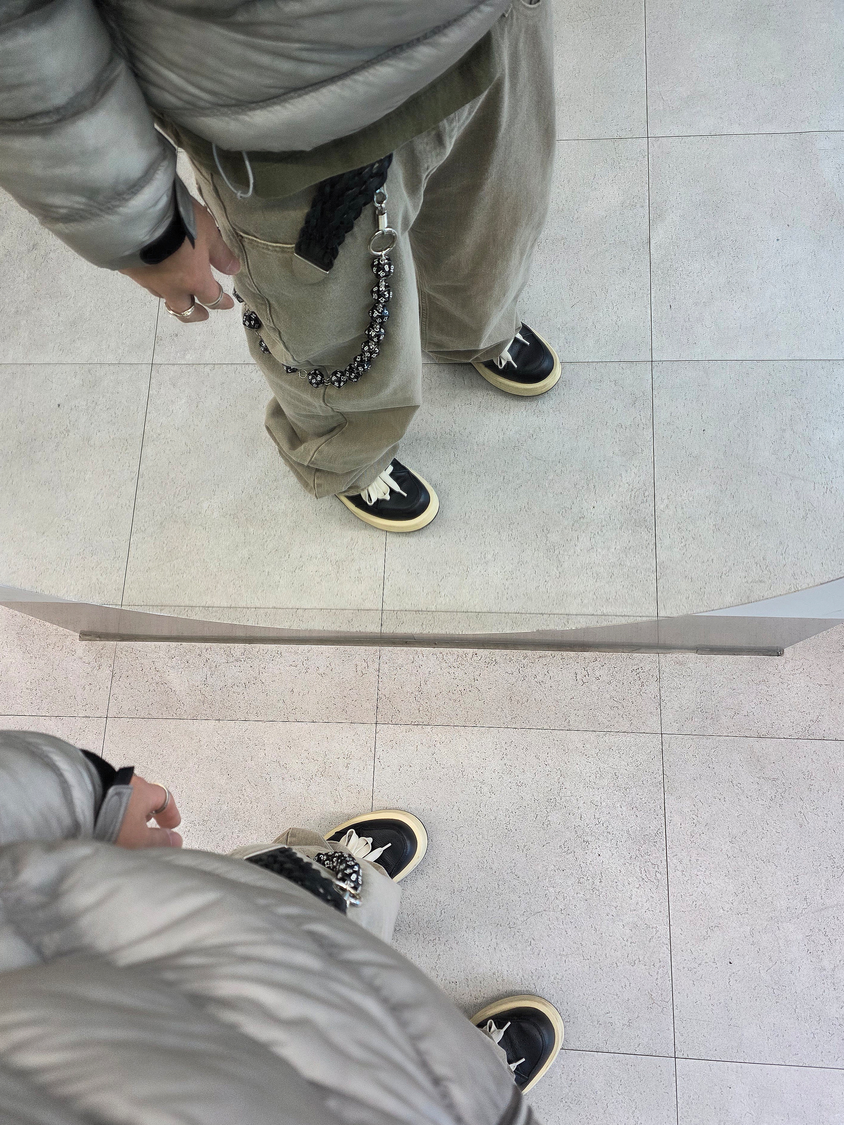 Salomon UNI Cross Insulation Jacket Light Grey, Converse x Drkshdw Turbowpn Black Cream 착용 스타일 - 10