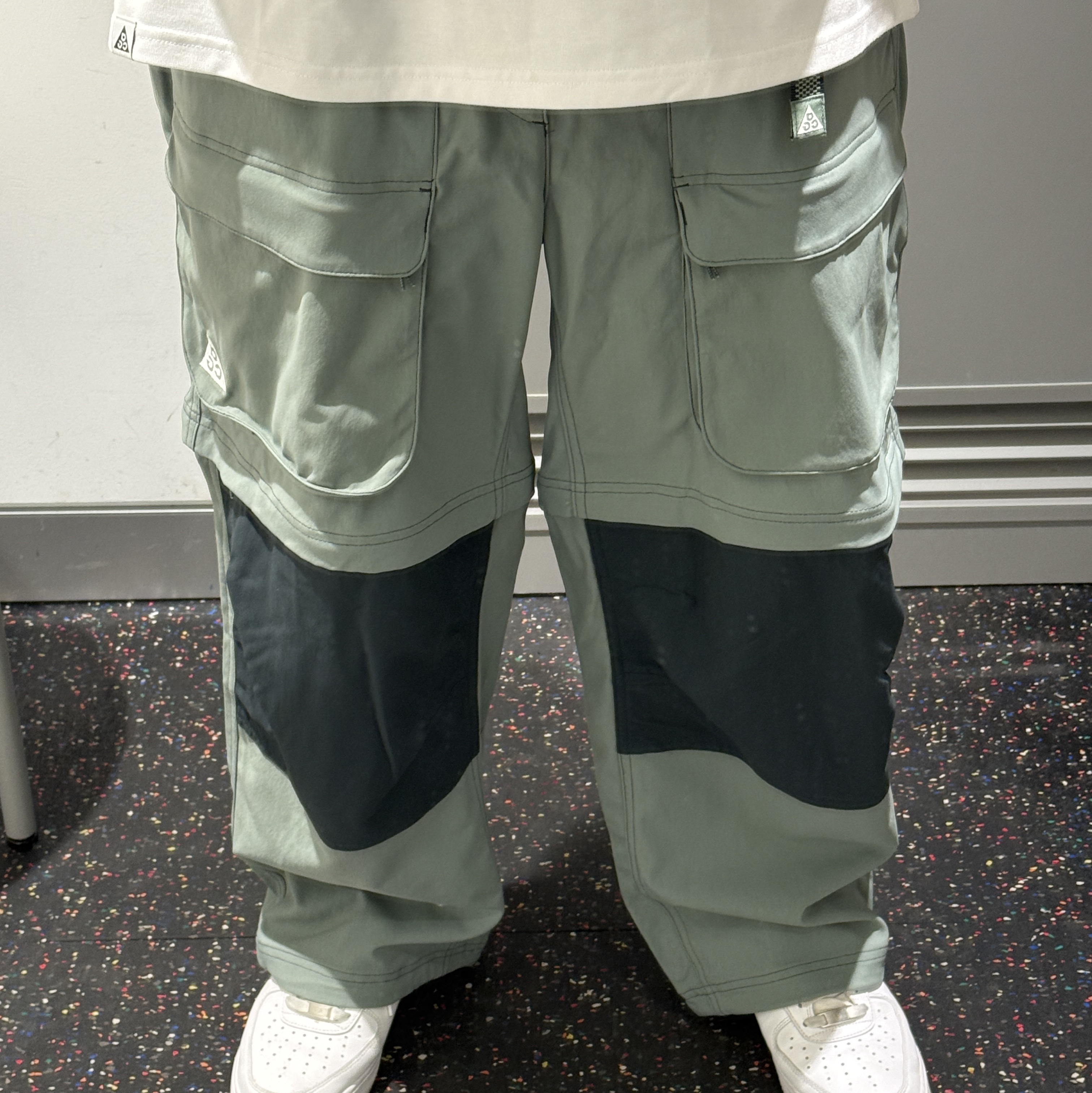 Nike ACG Smith Summit Zip Cargo Pants Clay Green Seaweed - Asia, Nike ACG Smith Summit Cargo Pants Black Anthracite - Asia 착용 스타일 - 1